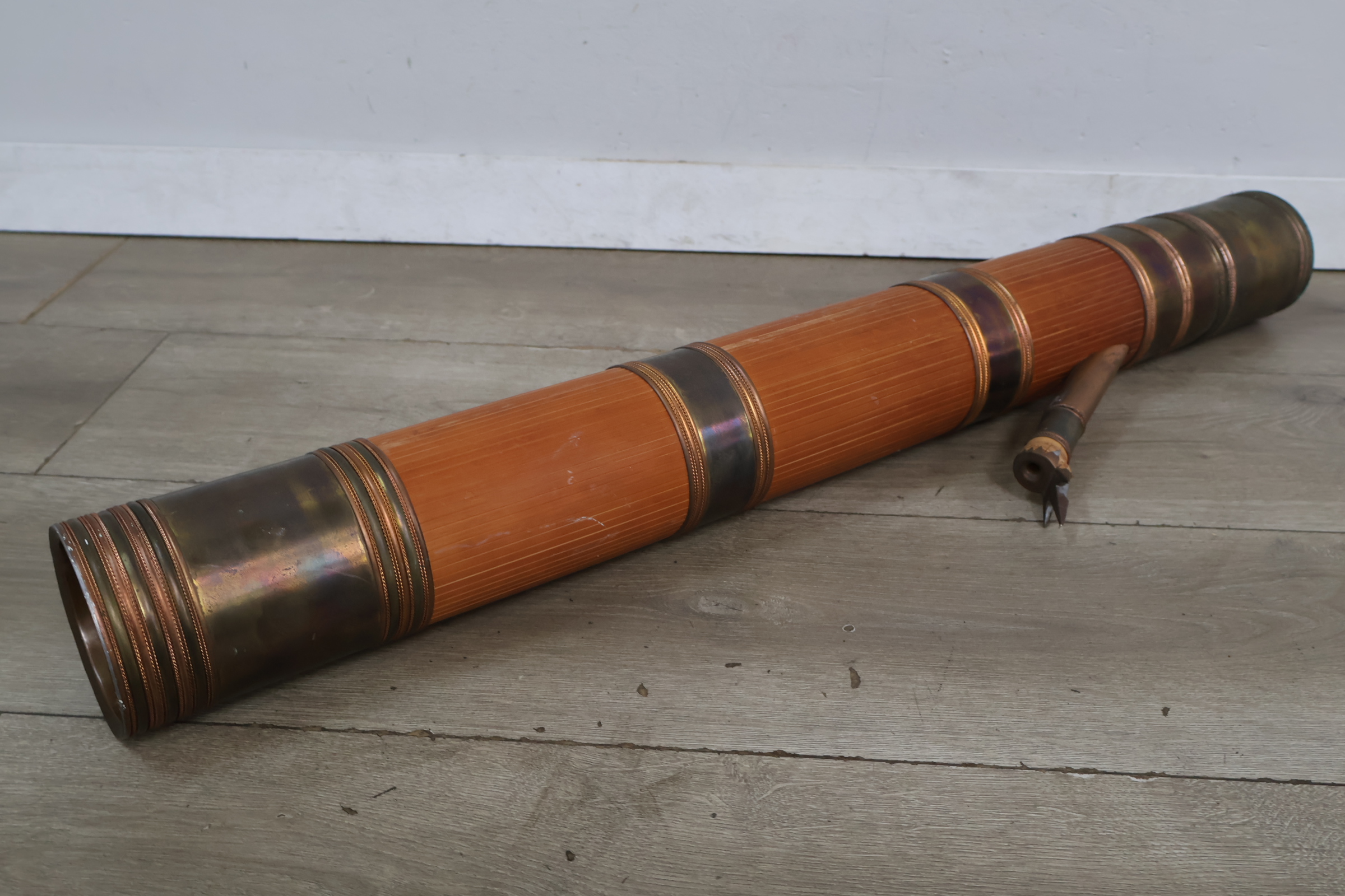 Houten bamboe waterpijp met messing accenten – foto 9 – kavel bij GSD Auctions, Zoeterwoude