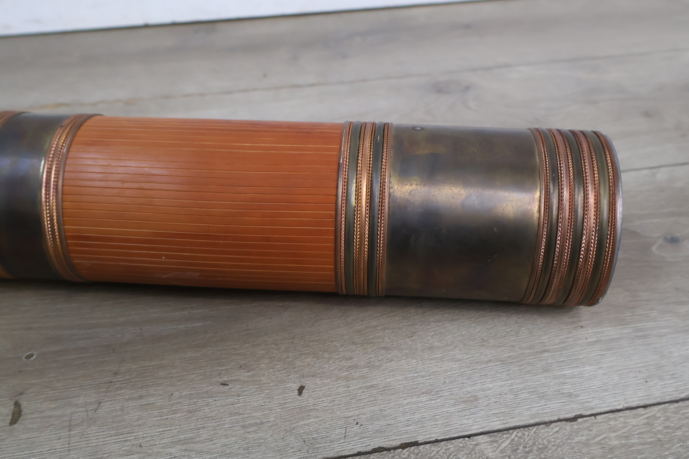Houten bamboe waterpijp met messing accenten – foto 10 – kavel bij GSD Auctions, Zoeterwoude
