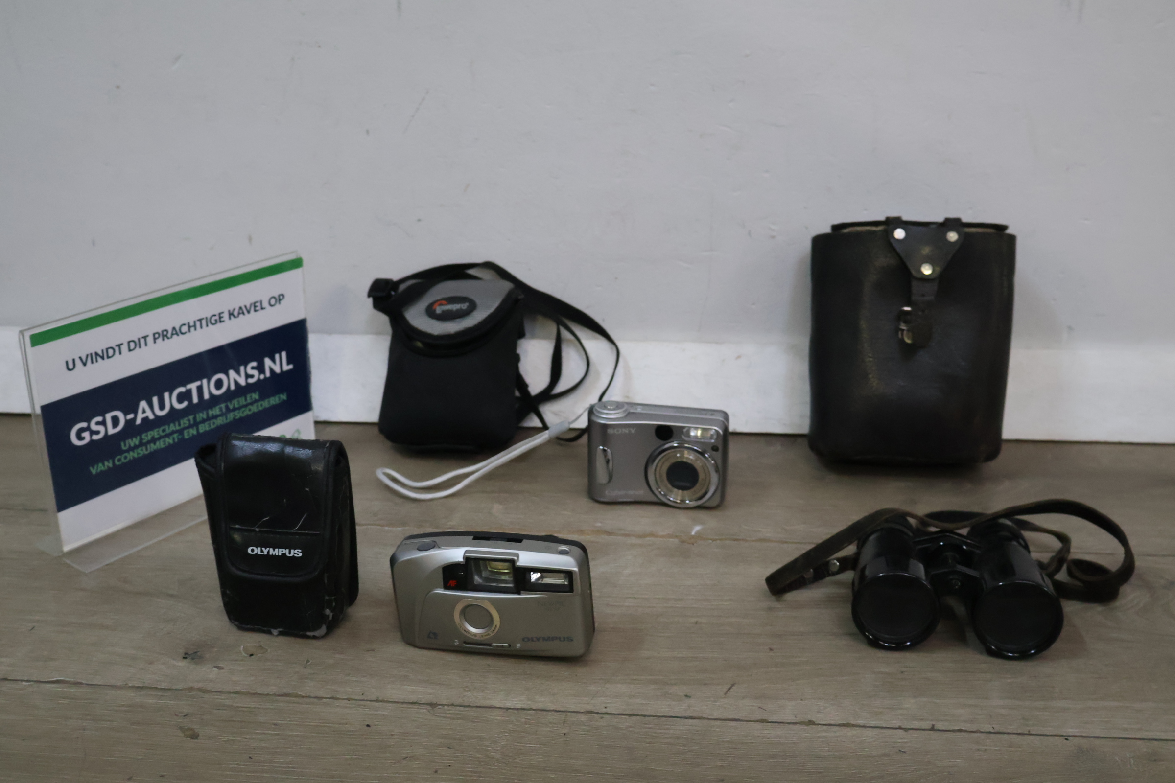 Olympus en Sony camera's met tassen en verrekijker – kavel bij GSD Auctions, Zoeterwoude
