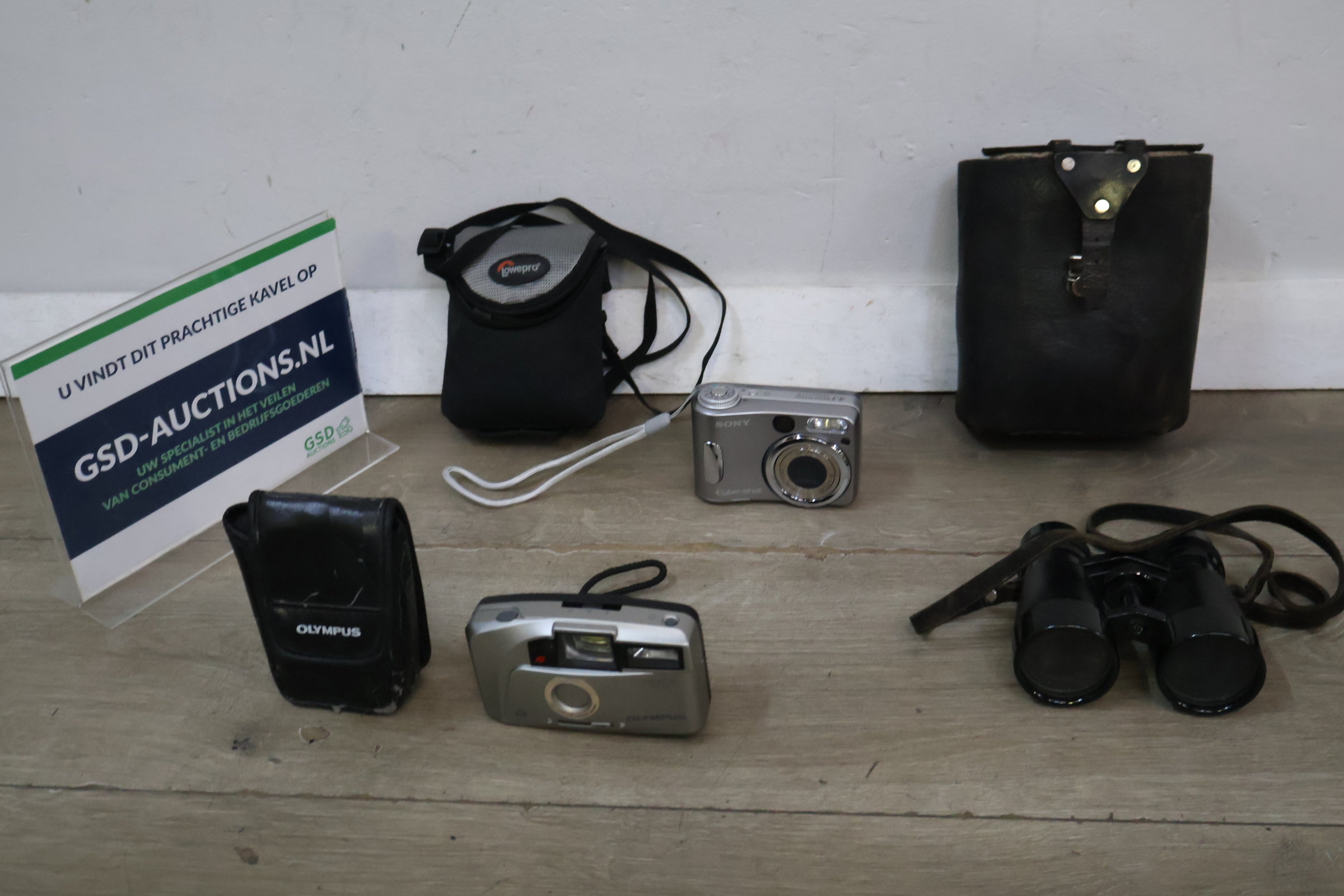 Olympus en Sony camera's met tassen en verrekijker – foto 2 – kavel bij GSD Auctions, Zoeterwoude