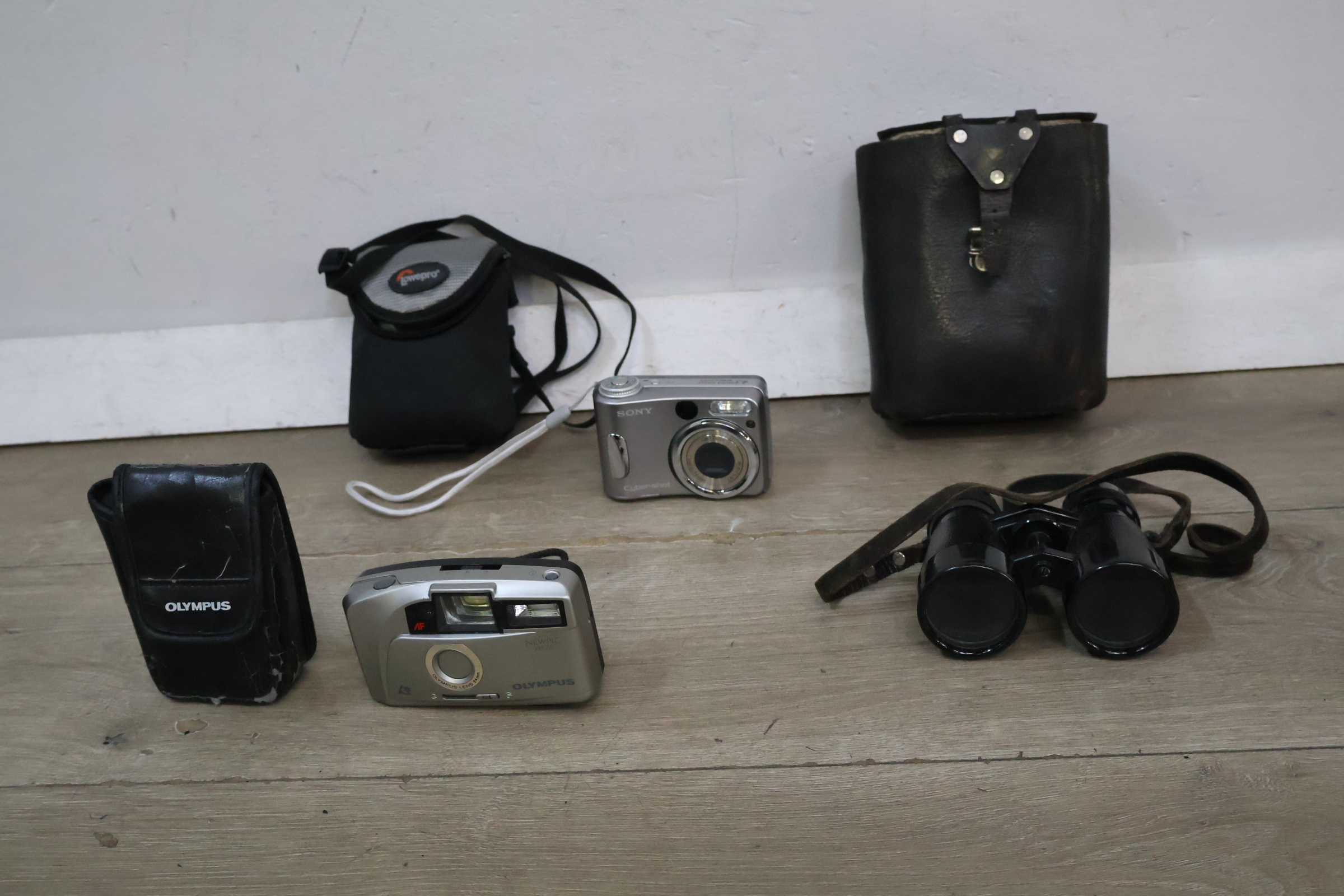 Olympus en Sony camera's met tassen en verrekijker – foto 3 – kavel bij GSD Auctions, Zoeterwoude