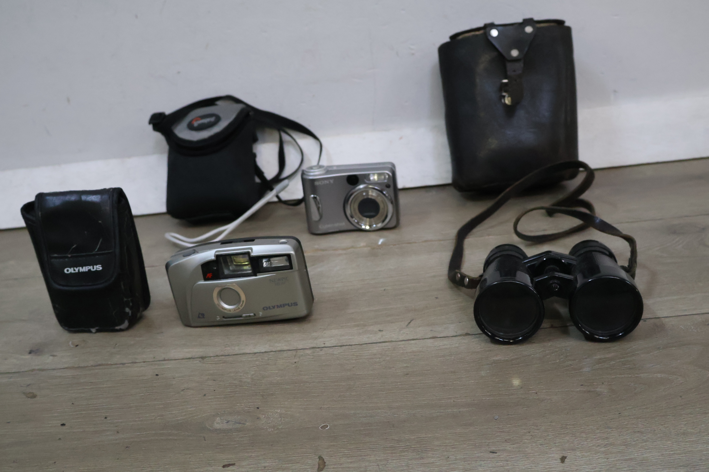 Olympus en Sony camera's met tassen en verrekijker – foto 4 – kavel bij GSD Auctions, Zoeterwoude