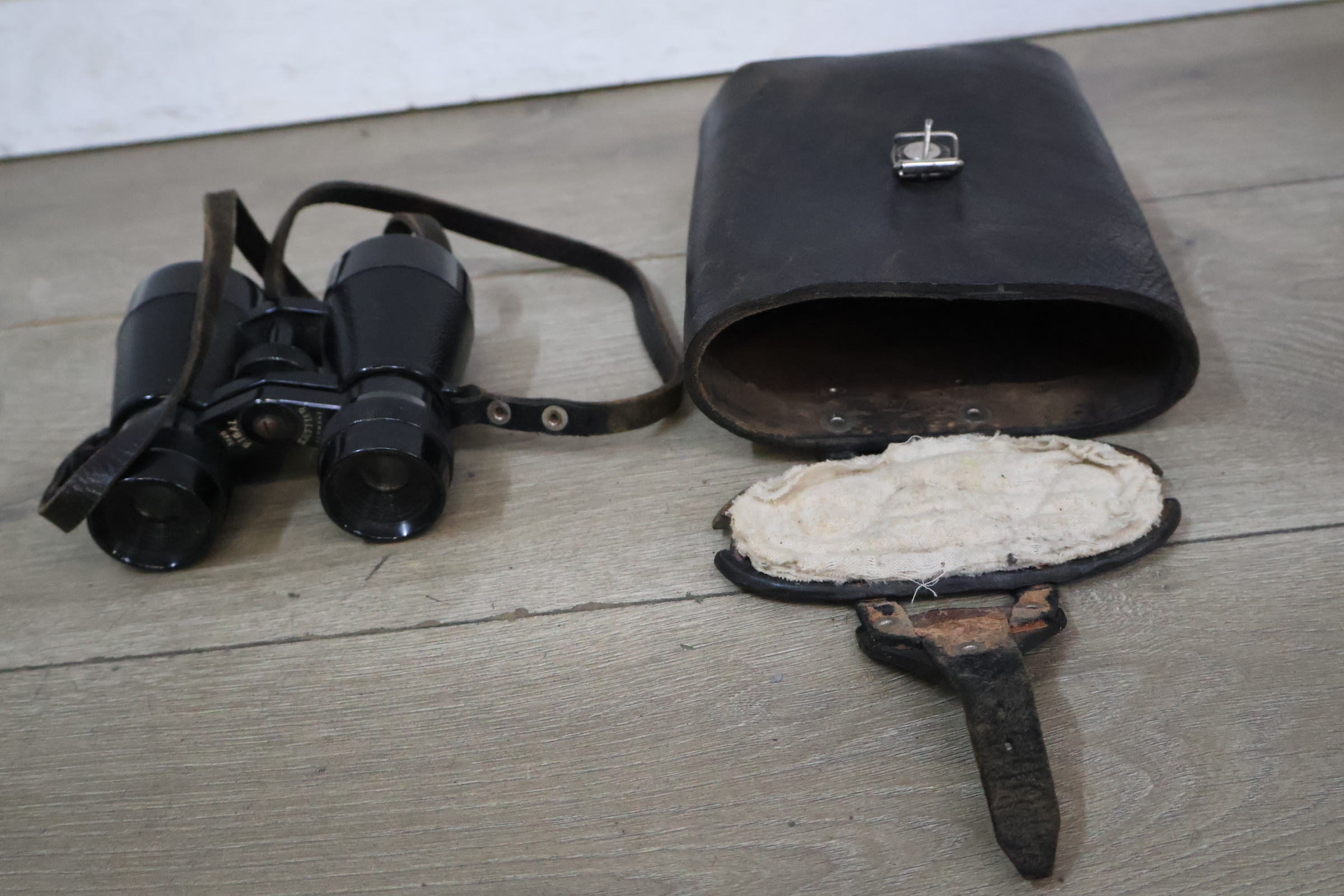 Olympus en Sony camera's met tassen en verrekijker – foto 8 – kavel bij GSD Auctions, Zoeterwoude