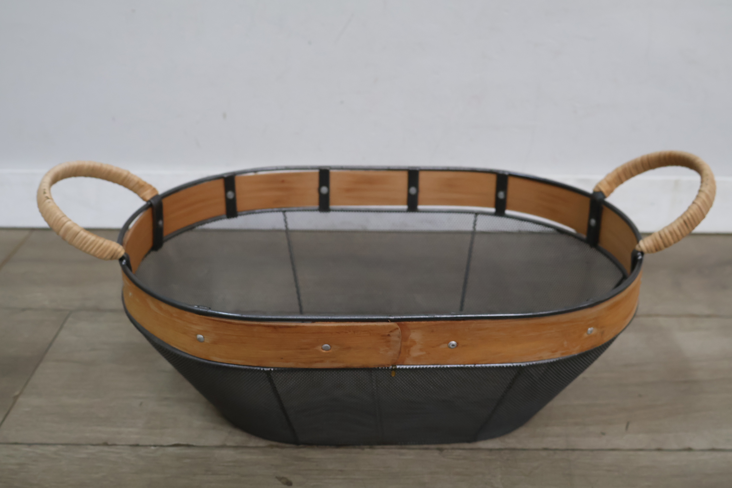 Metalen,houten opbergmand/zeef – foto 3 – kavel bij GSD Auctions, Zoeterwoude