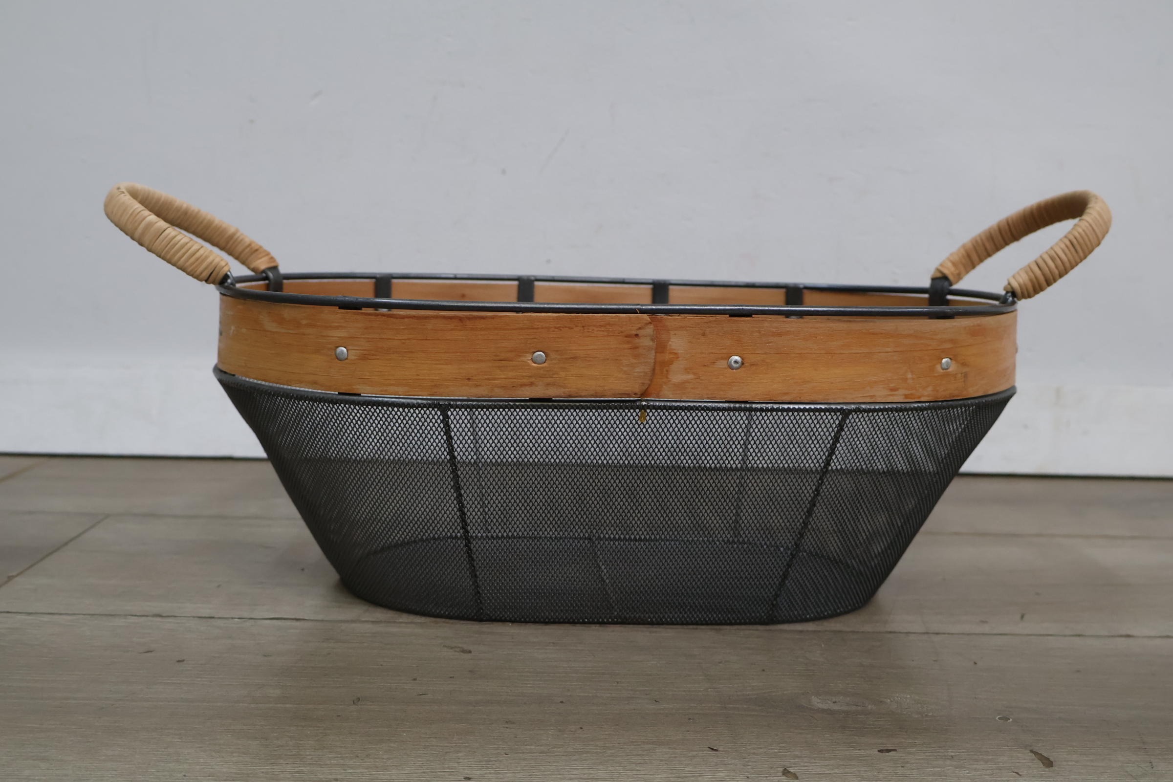 Metalen,houten opbergmand/zeef – foto 5 – kavel bij GSD Auctions, Zoeterwoude