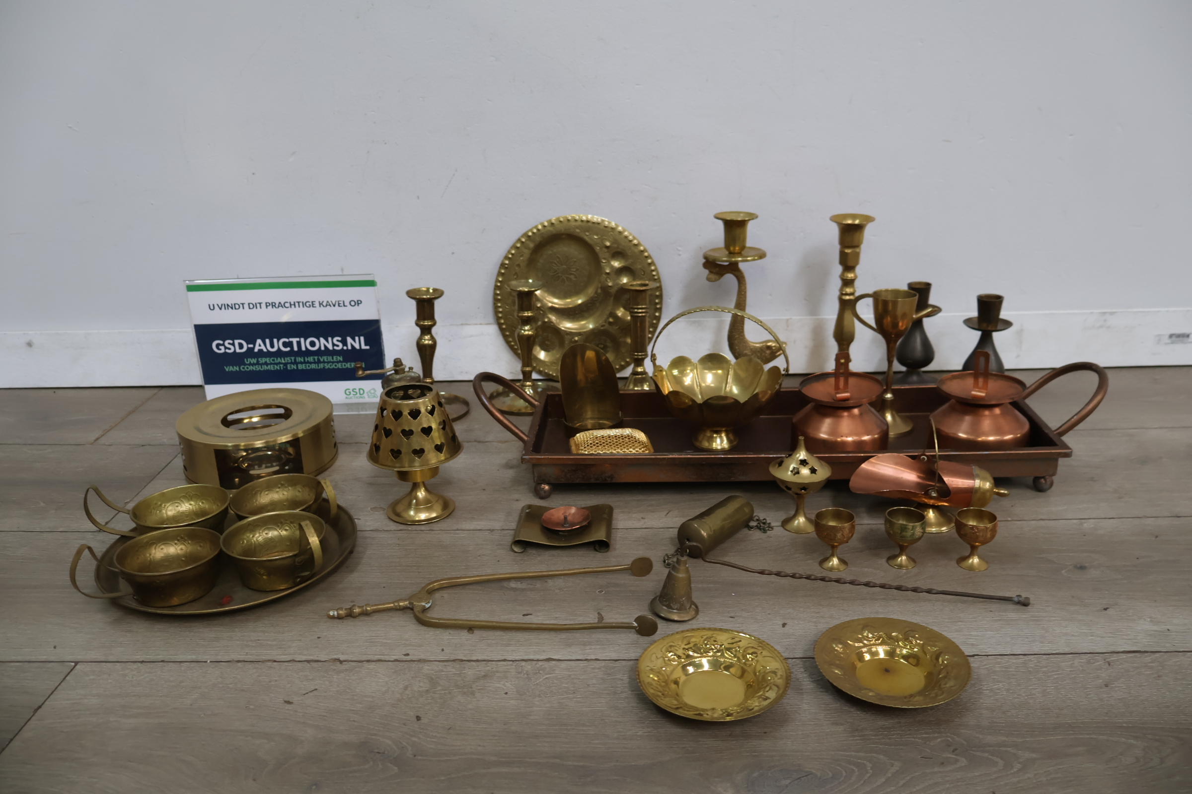 Set koperen en messing kandelaars, schaaltjes en decoraties – kavel bij GSD Auctions, Zoeterwoude