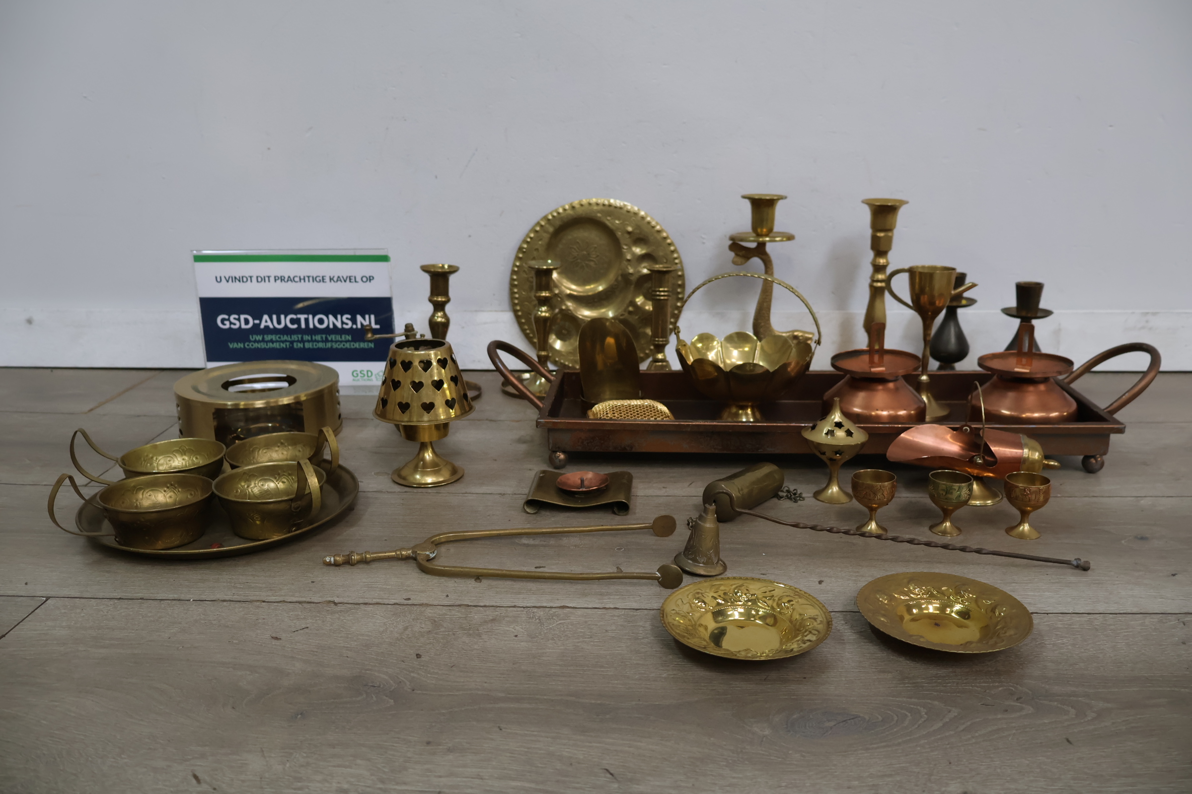 Set koperen en messing kandelaars, schaaltjes en decoraties – foto 2 – kavel bij GSD Auctions, Zoeterwoude