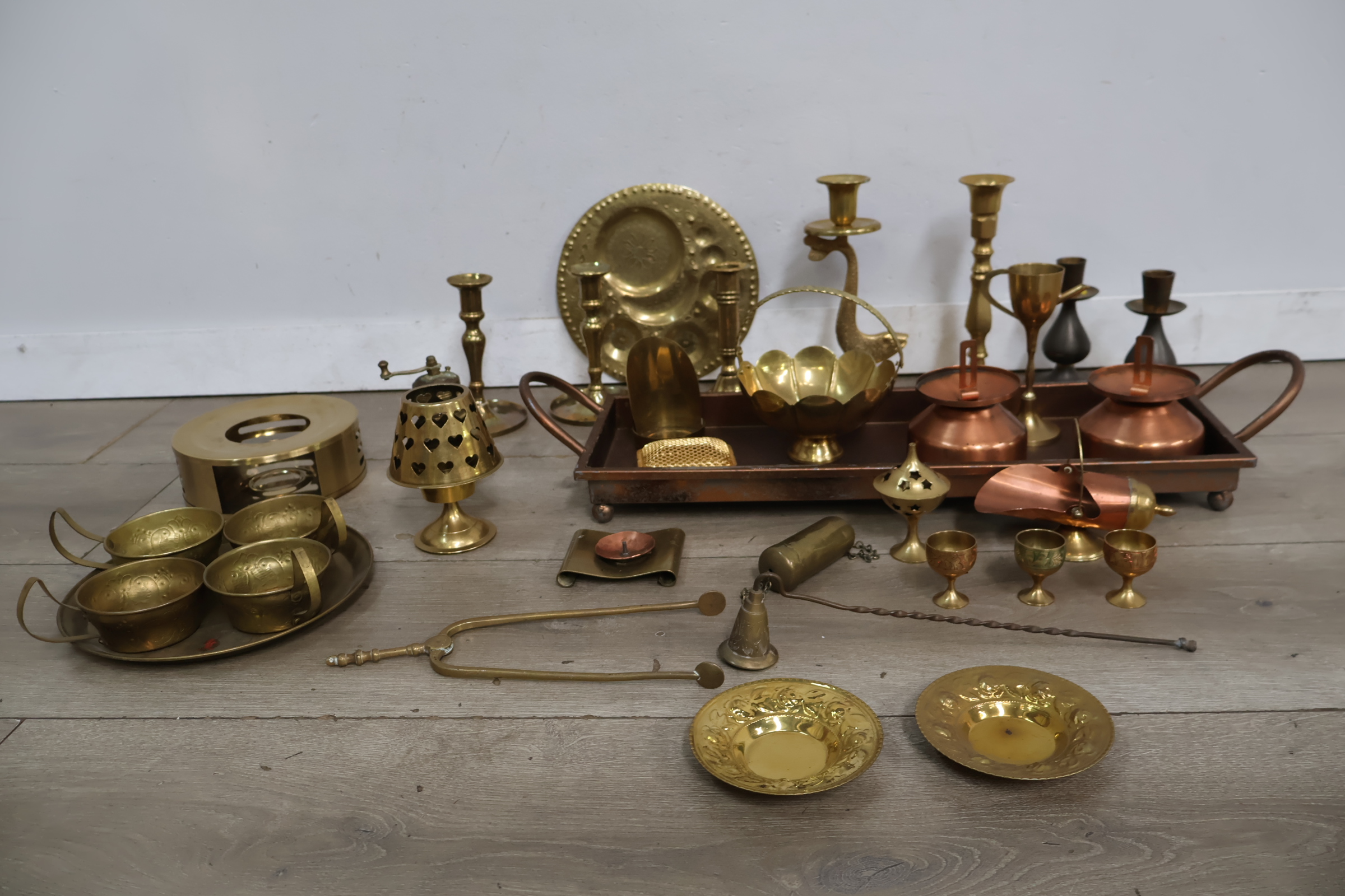 Set koperen en messing kandelaars, schaaltjes en decoraties – foto 3 – kavel bij GSD Auctions, Zoeterwoude