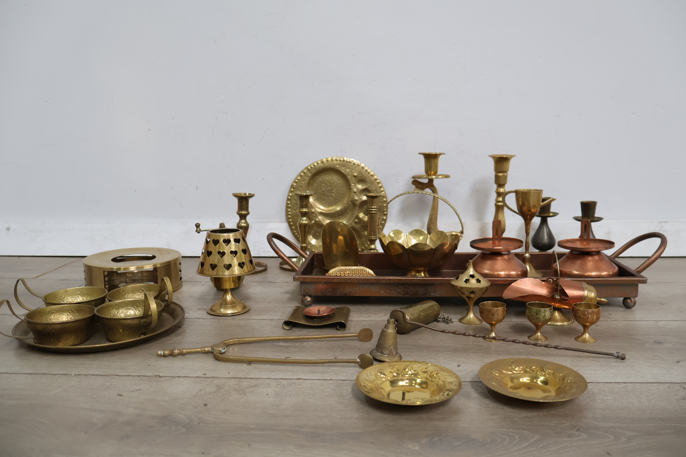 Set koperen en messing kandelaars, schaaltjes en decoraties – foto 4 – kavel bij GSD Auctions, Zoeterwoude