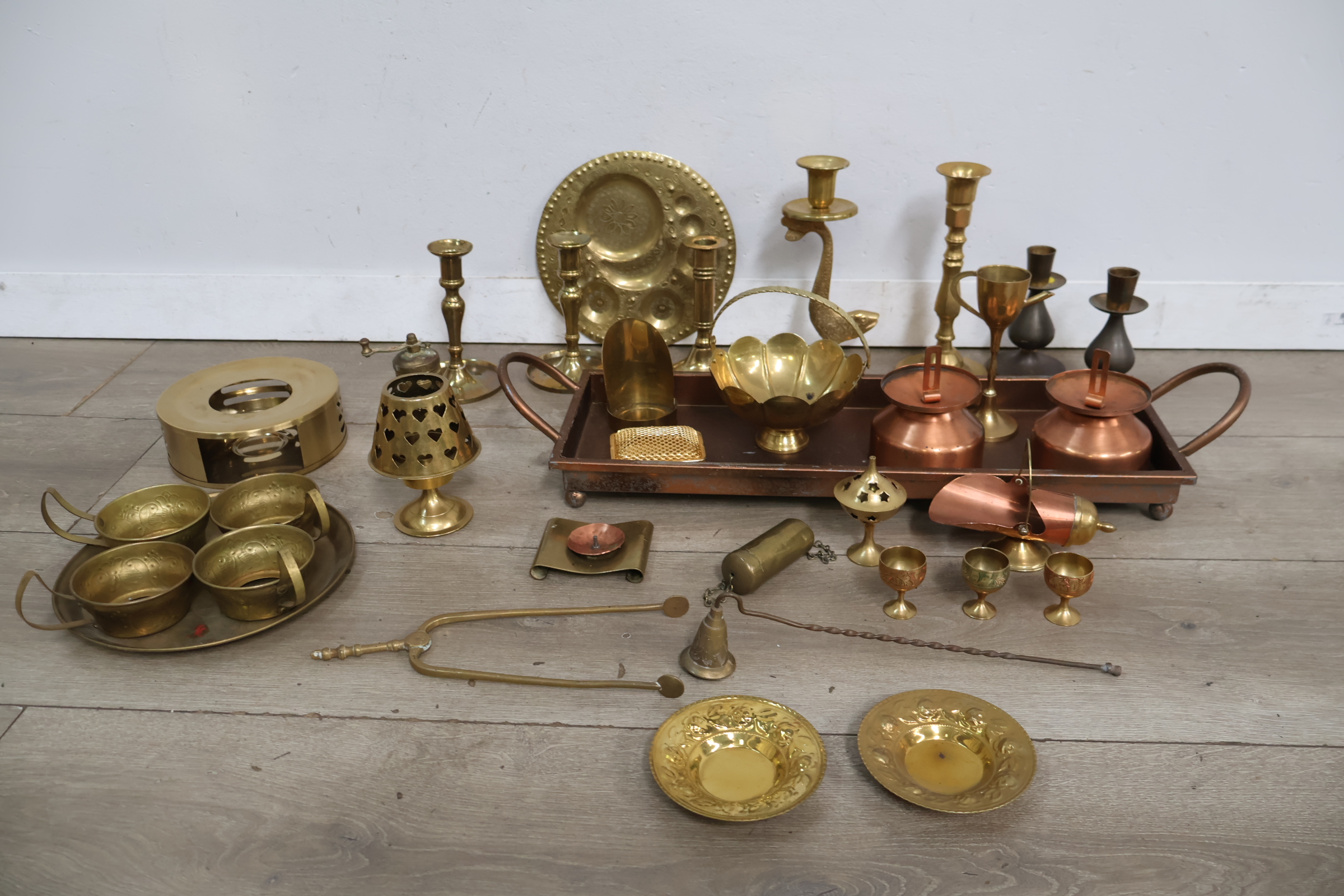Set koperen en messing kandelaars, schaaltjes en decoraties – foto 5 – kavel bij GSD Auctions, Zoeterwoude