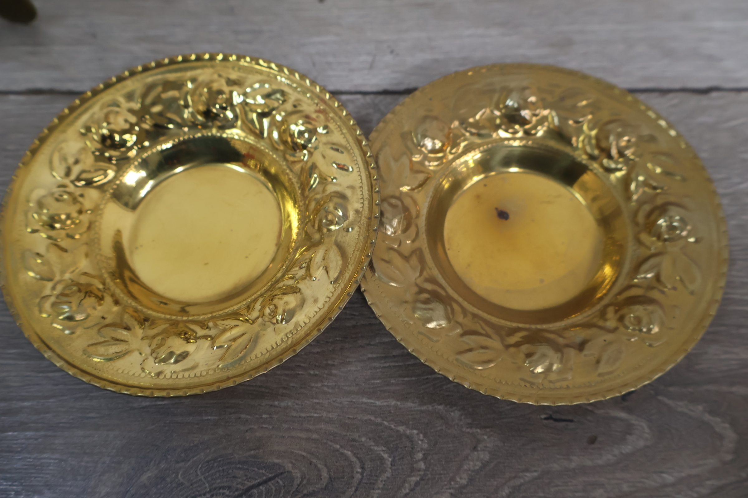 Set koperen en messing kandelaars, schaaltjes en decoraties – foto 6 – kavel bij GSD Auctions, Zoeterwoude