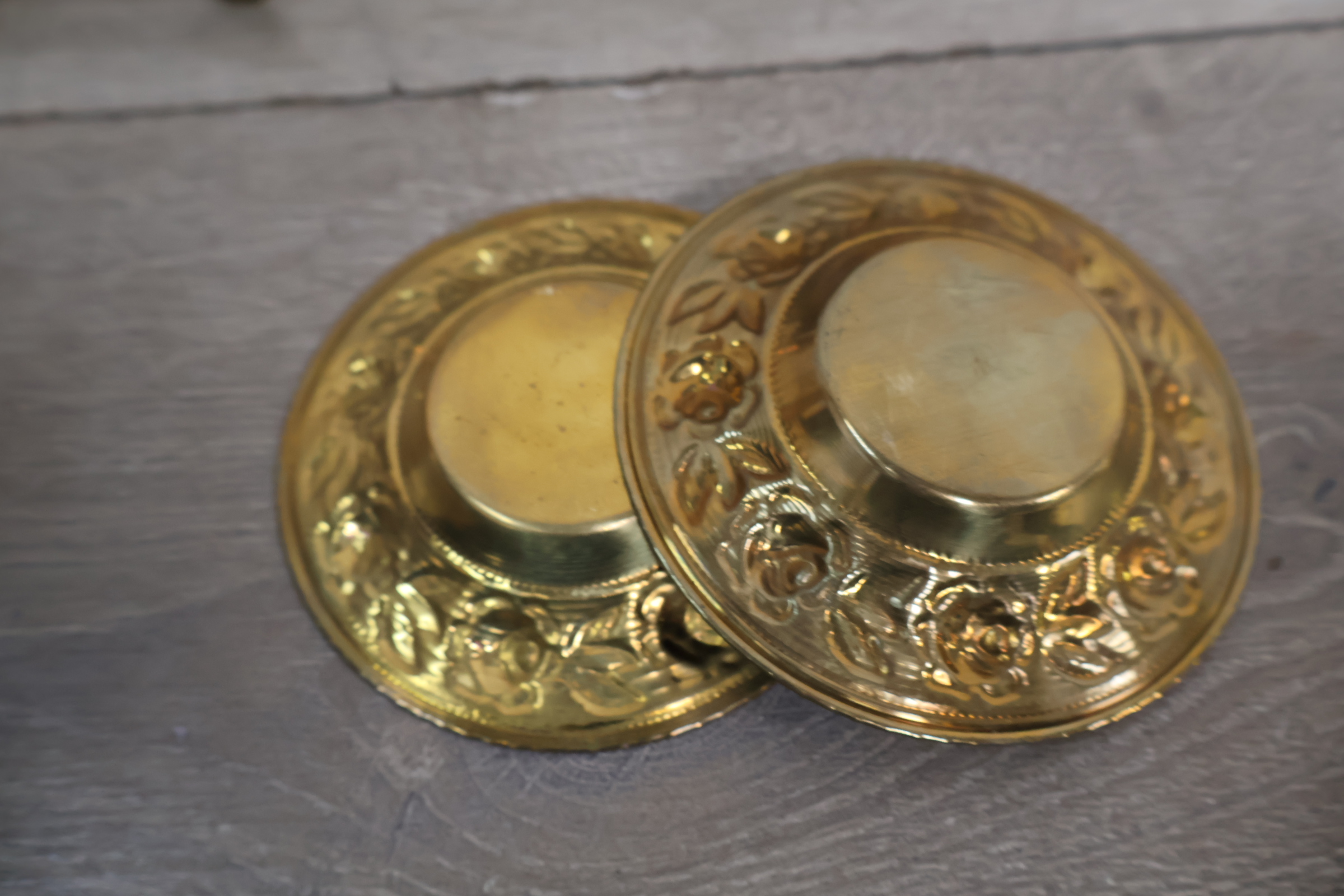 Set koperen en messing kandelaars, schaaltjes en decoraties – foto 7 – kavel bij GSD Auctions, Zoeterwoude