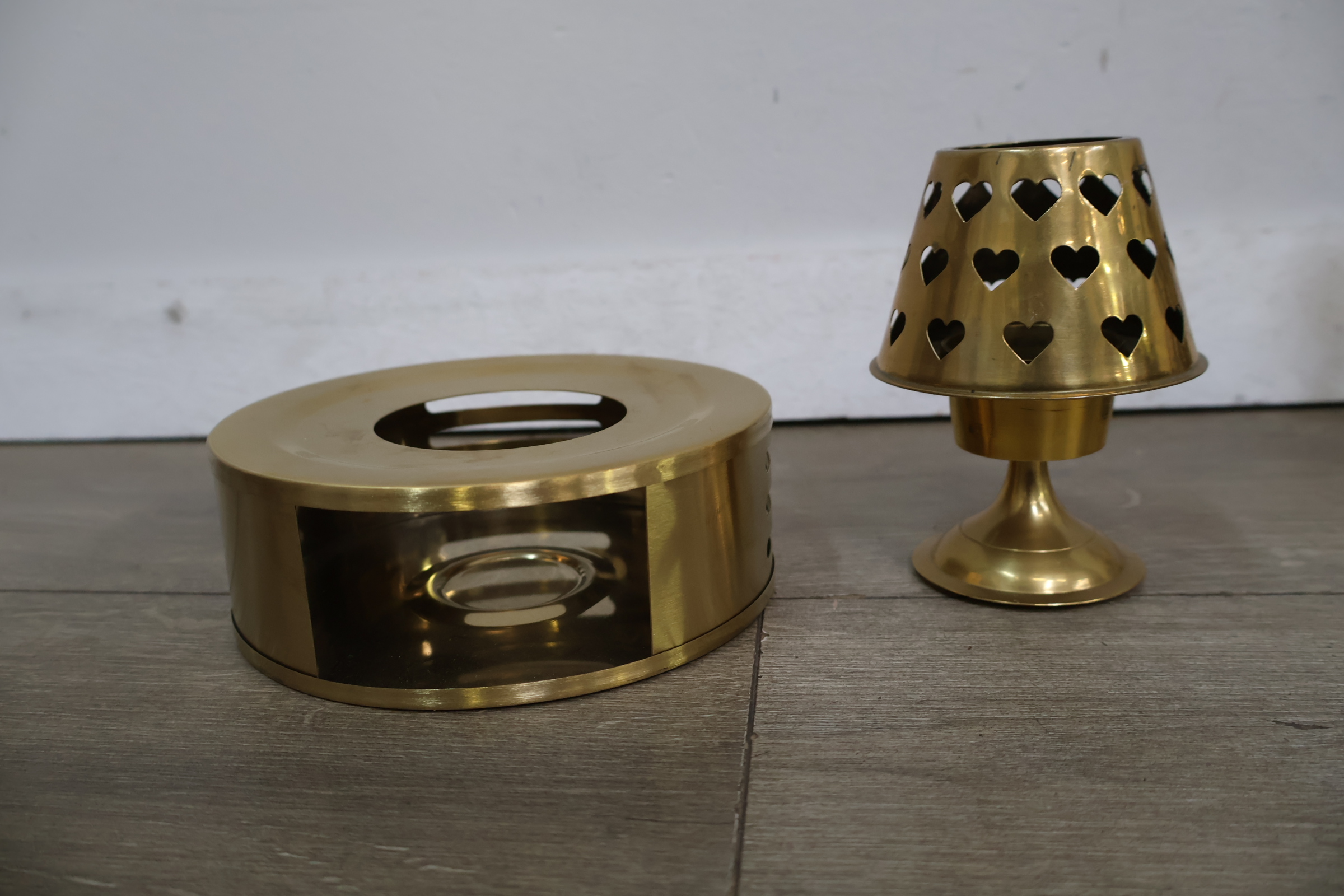 Set koperen en messing kandelaars, schaaltjes en decoraties – foto 8 – kavel bij GSD Auctions, Zoeterwoude