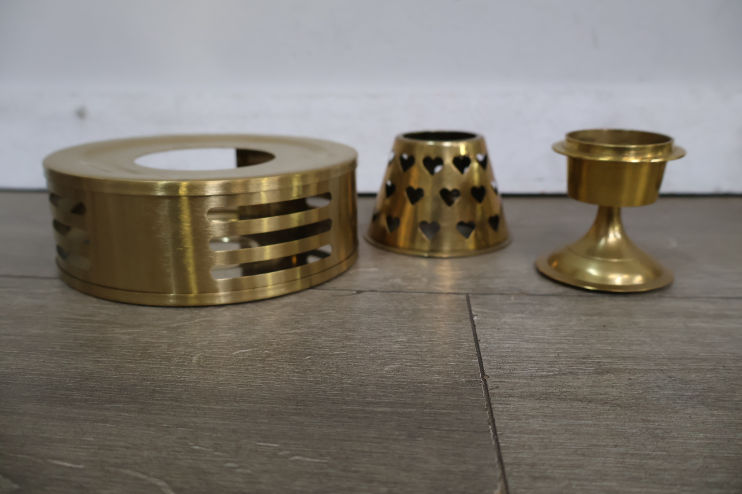Set koperen en messing kandelaars, schaaltjes en decoraties – foto 9 – kavel bij GSD Auctions, Zoeterwoude