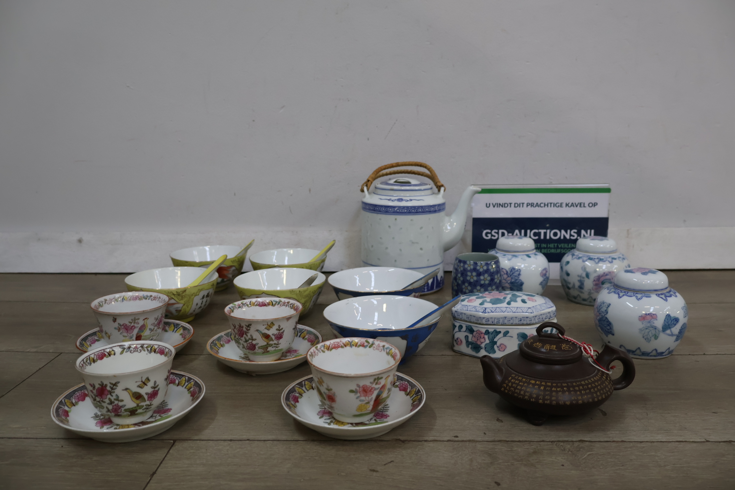 Set porseleinen theeservies en theepotten – foto 2 – kavel bij GSD Auctions, Zoeterwoude