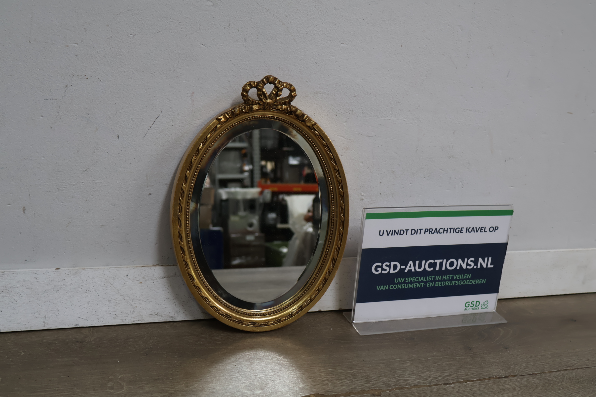Ovale spiegel met goudkleurige sierlijst – kavel bij GSD Auctions, Zoeterwoude