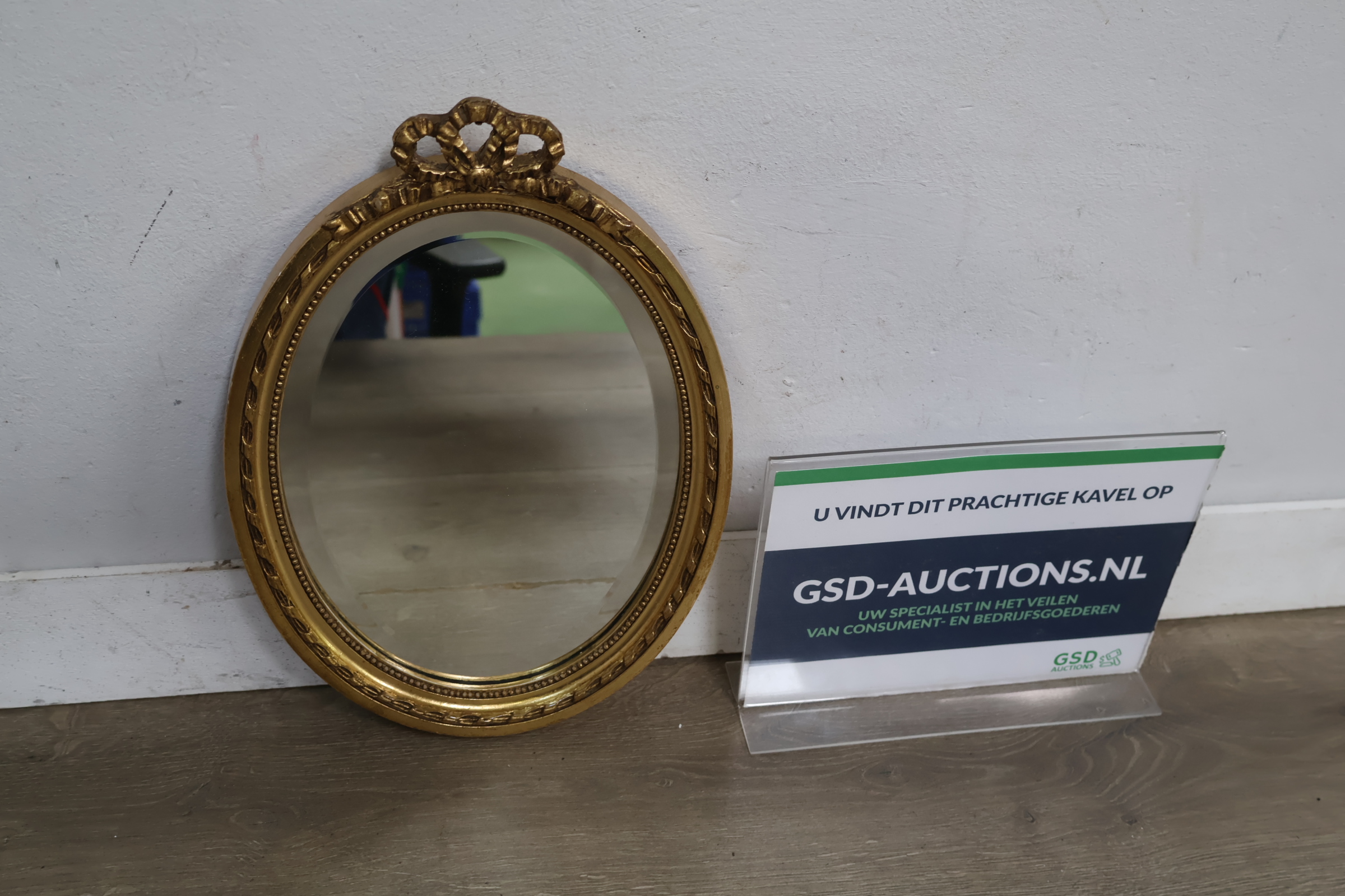 Ovale spiegel met goudkleurige sierlijst – foto 2 – kavel bij GSD Auctions, Zoeterwoude