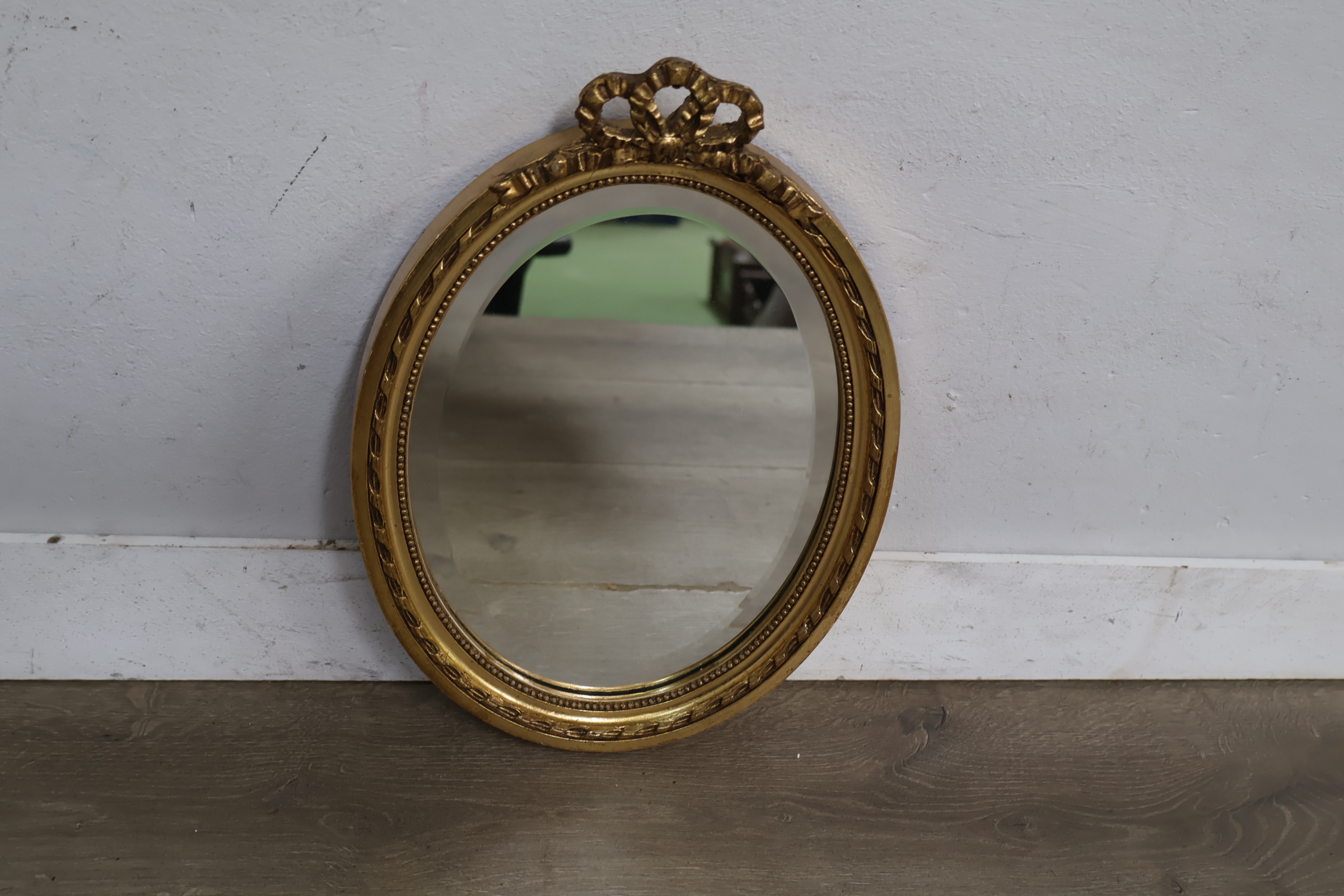 Ovale spiegel met goudkleurige sierlijst – foto 3 – kavel bij GSD Auctions, Zoeterwoude
