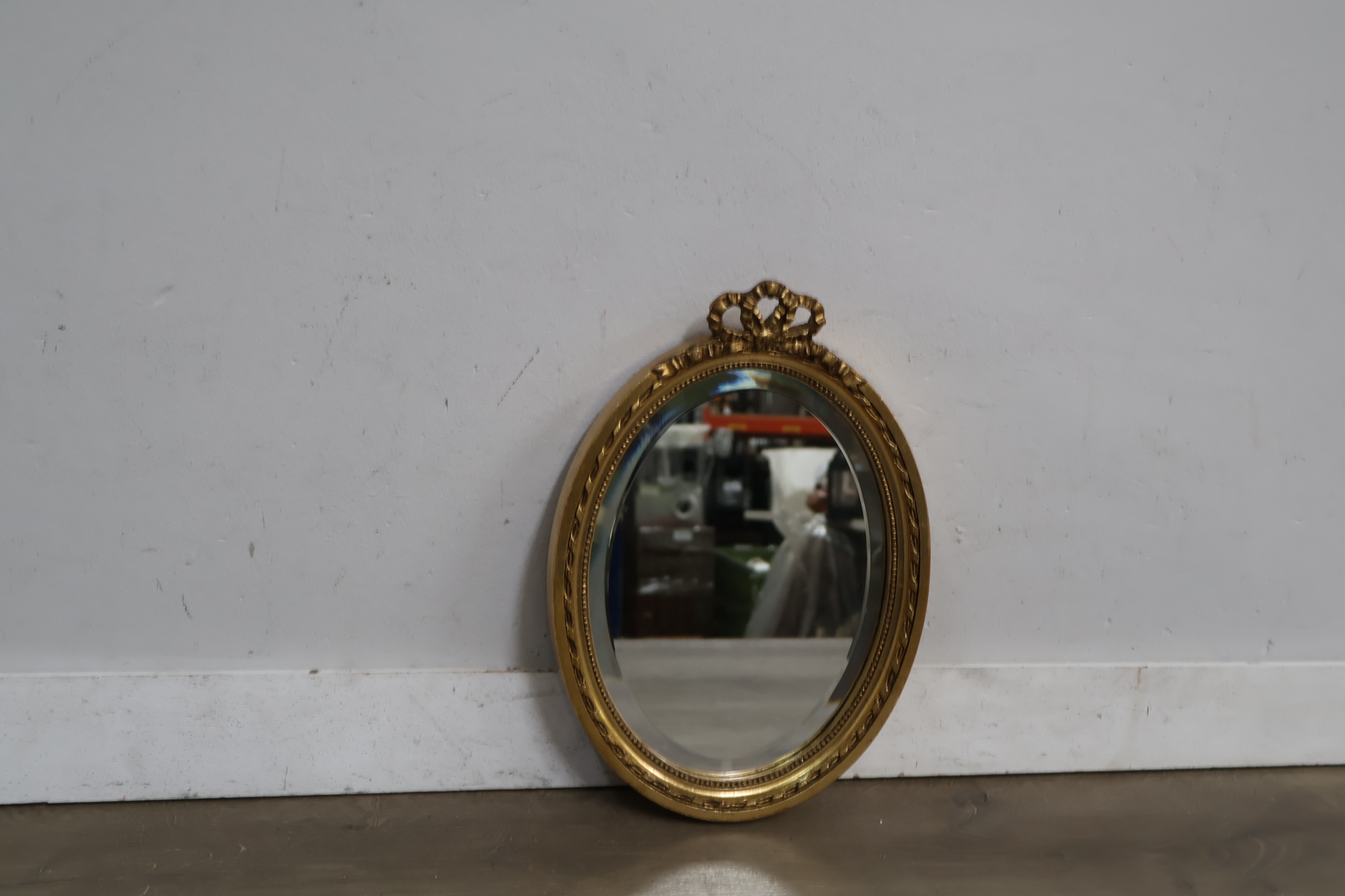 Ovale spiegel met goudkleurige sierlijst – foto 4 – kavel bij GSD Auctions, Zoeterwoude