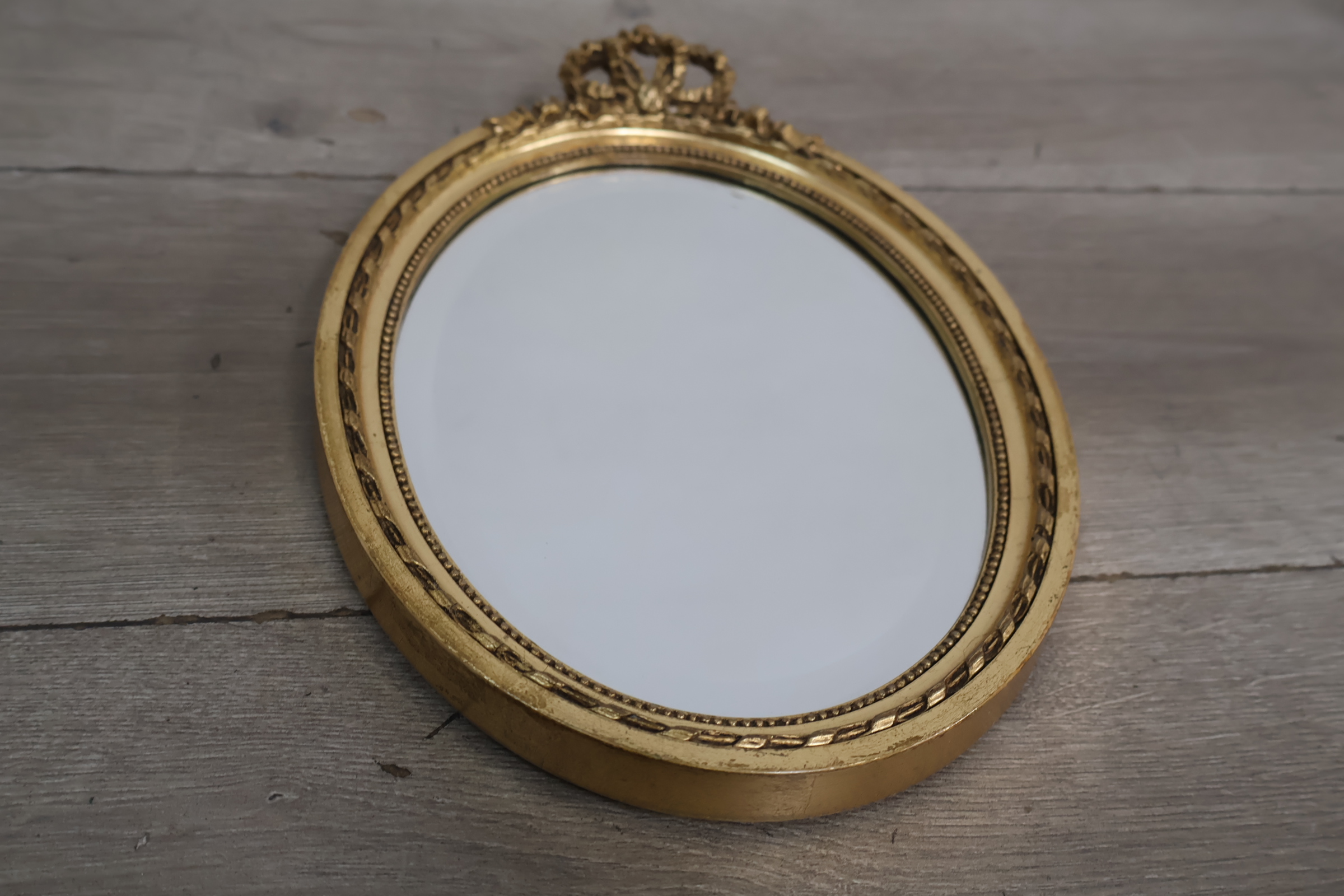 Ovale spiegel met goudkleurige sierlijst – foto 5 – kavel bij GSD Auctions, Zoeterwoude