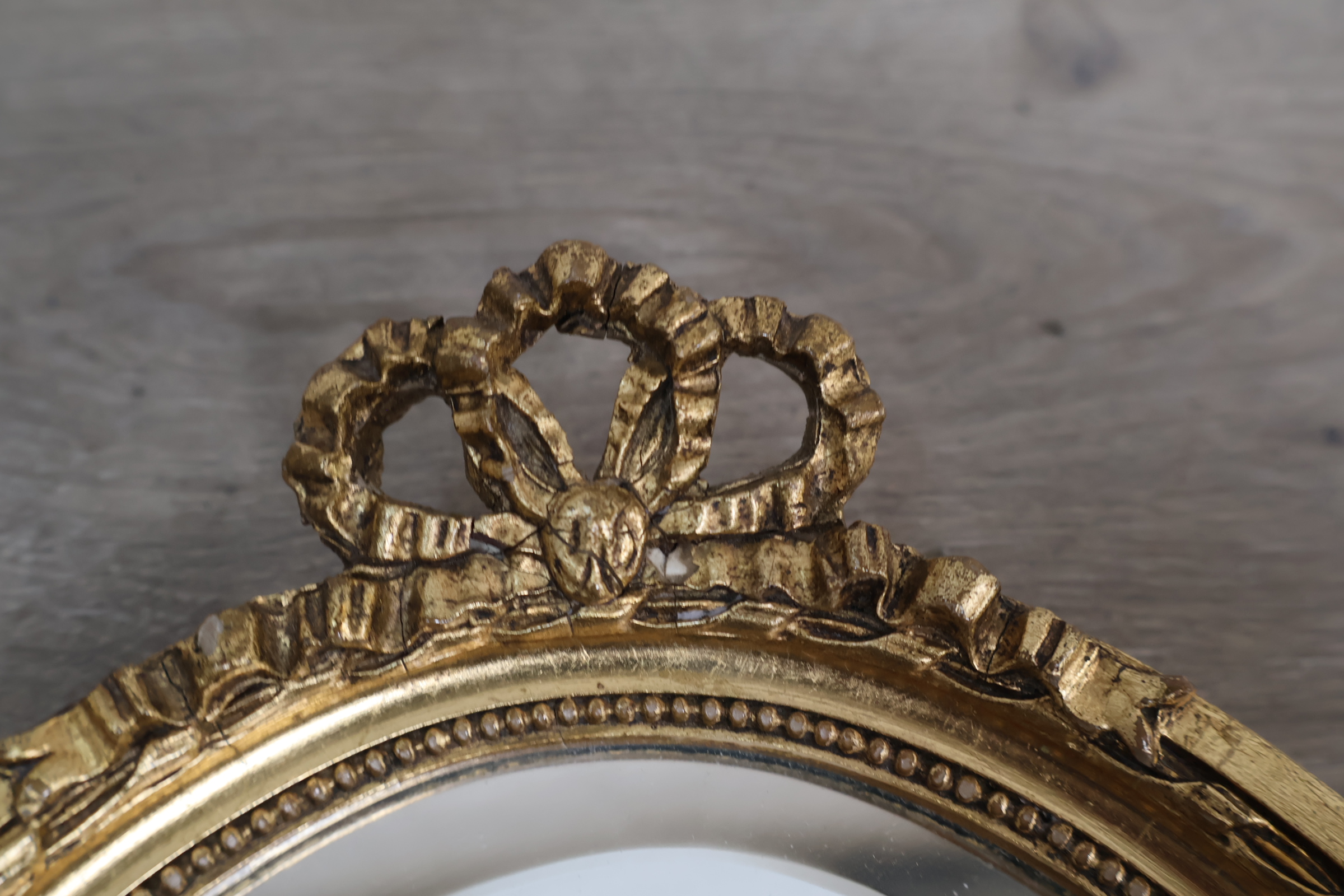 Ovale spiegel met goudkleurige sierlijst – foto 8 – kavel bij GSD Auctions, Zoeterwoude