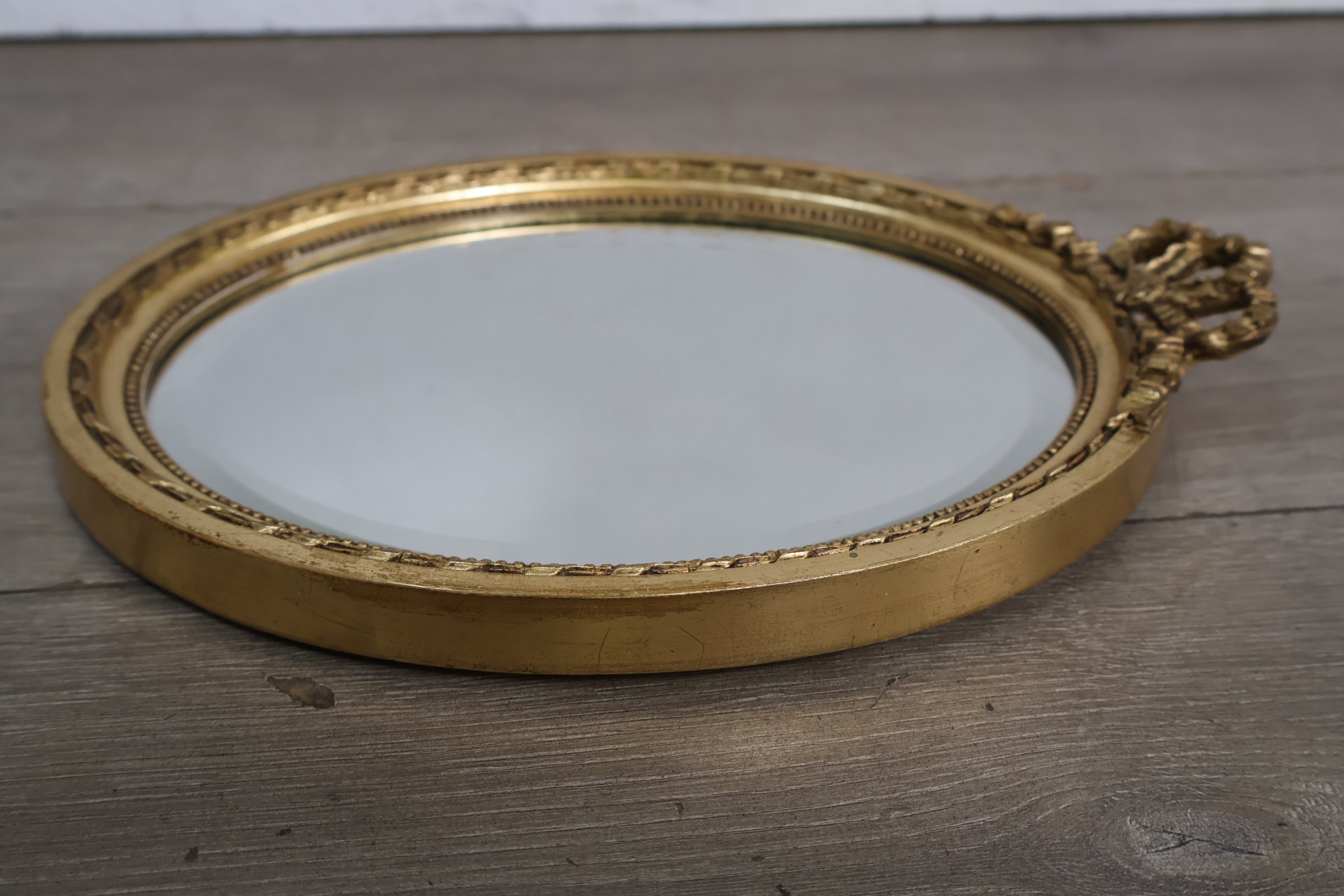 Ovale spiegel met goudkleurige sierlijst – foto 10 – kavel bij GSD Auctions, Zoeterwoude