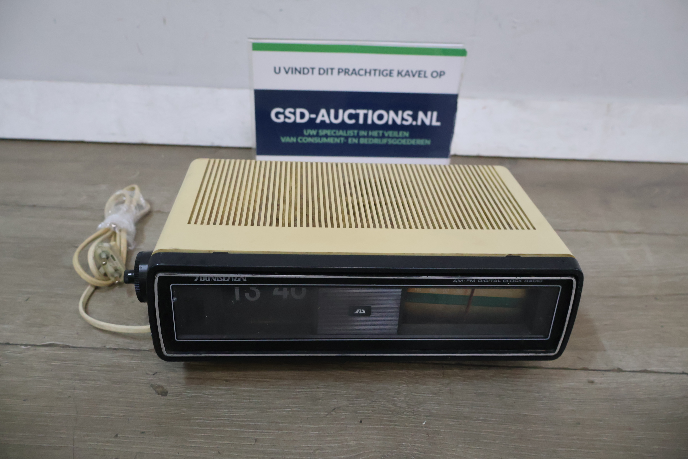 Vintage Soundesign AM/FM digitale klokradio – foto 2 – kavel bij GSD Auctions, Zoeterwoude