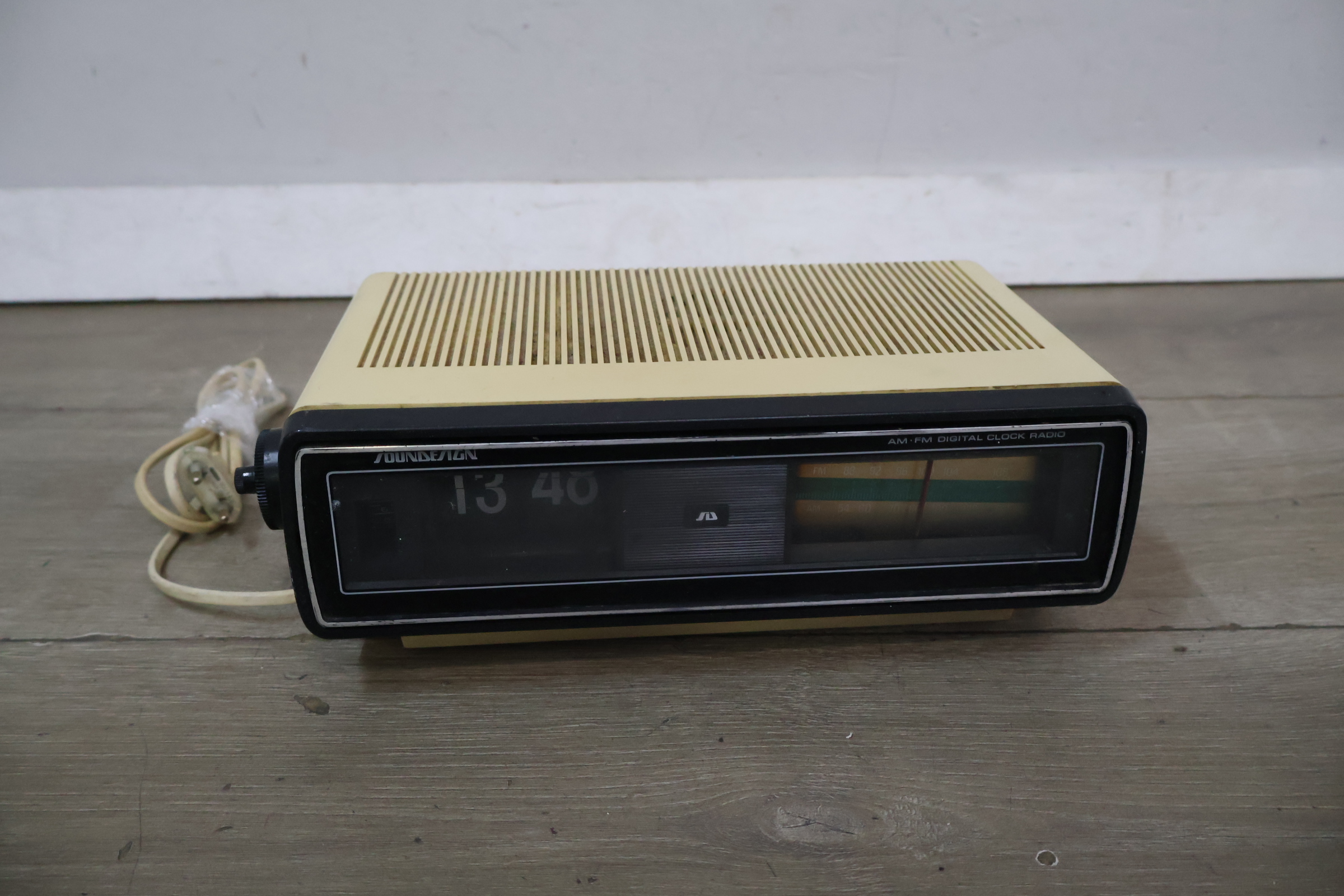 Vintage Soundesign AM/FM digitale klokradio – foto 3 – kavel bij GSD Auctions, Zoeterwoude