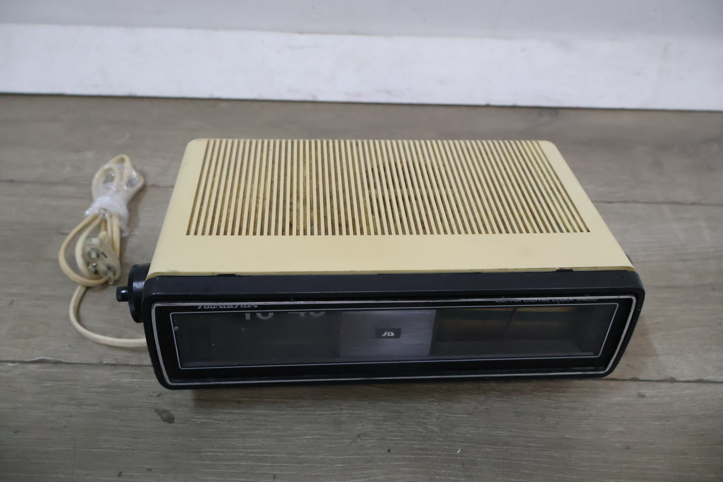 Vintage Soundesign AM/FM digitale klokradio – foto 4 – kavel bij GSD Auctions, Zoeterwoude