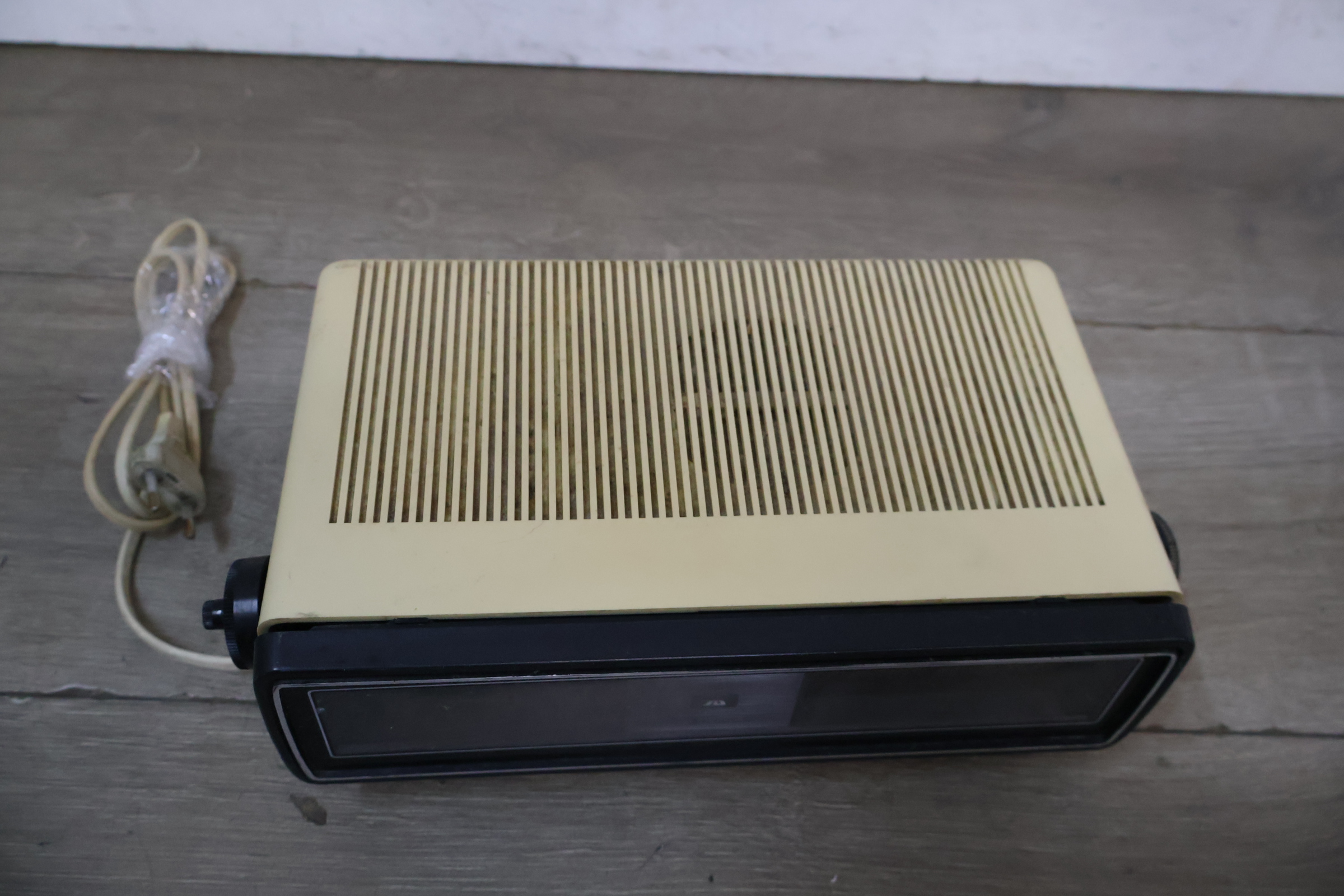 Vintage Soundesign AM/FM digitale klokradio – foto 5 – kavel bij GSD Auctions, Zoeterwoude