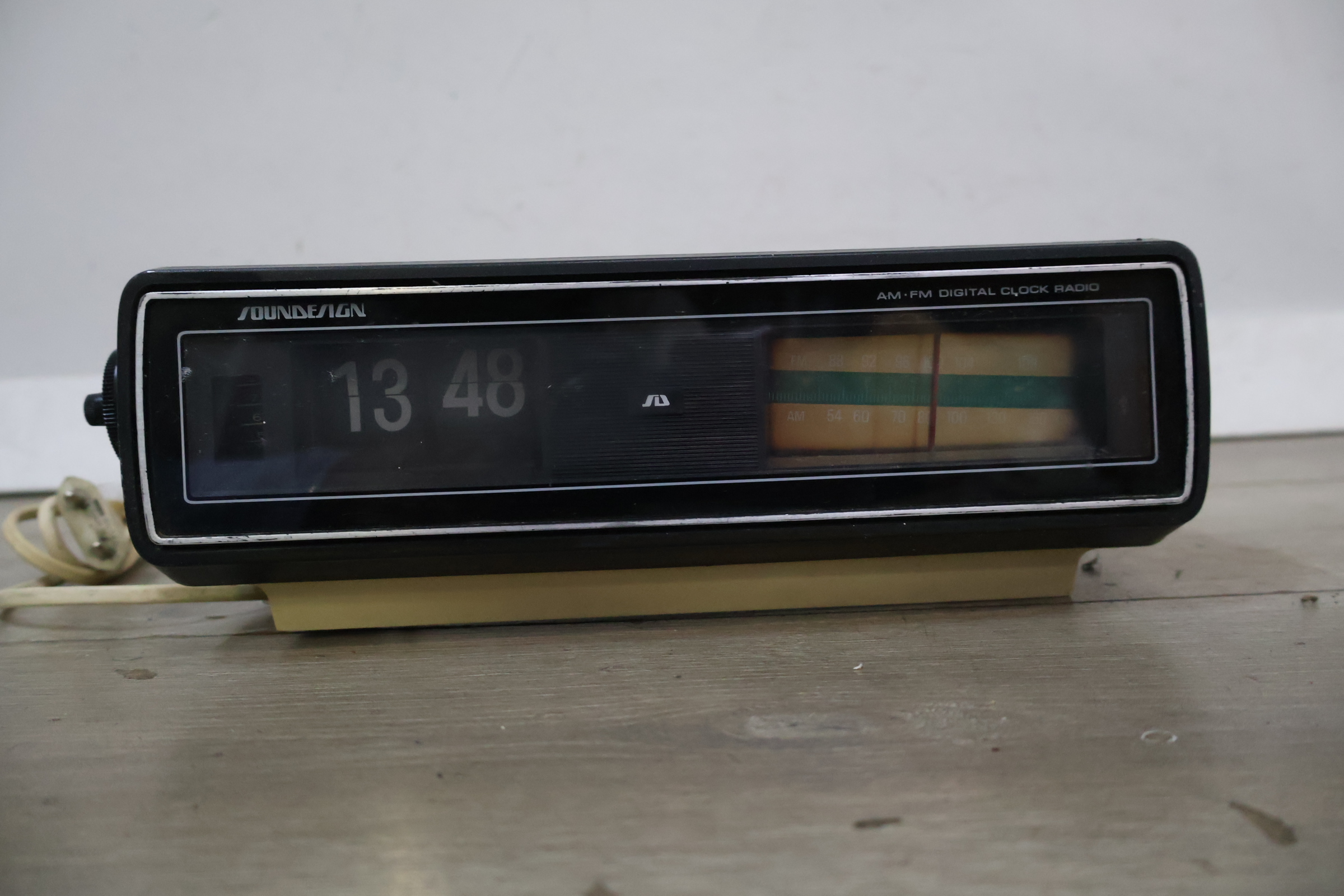 Vintage Soundesign AM/FM digitale klokradio – foto 6 – kavel bij GSD Auctions, Zoeterwoude