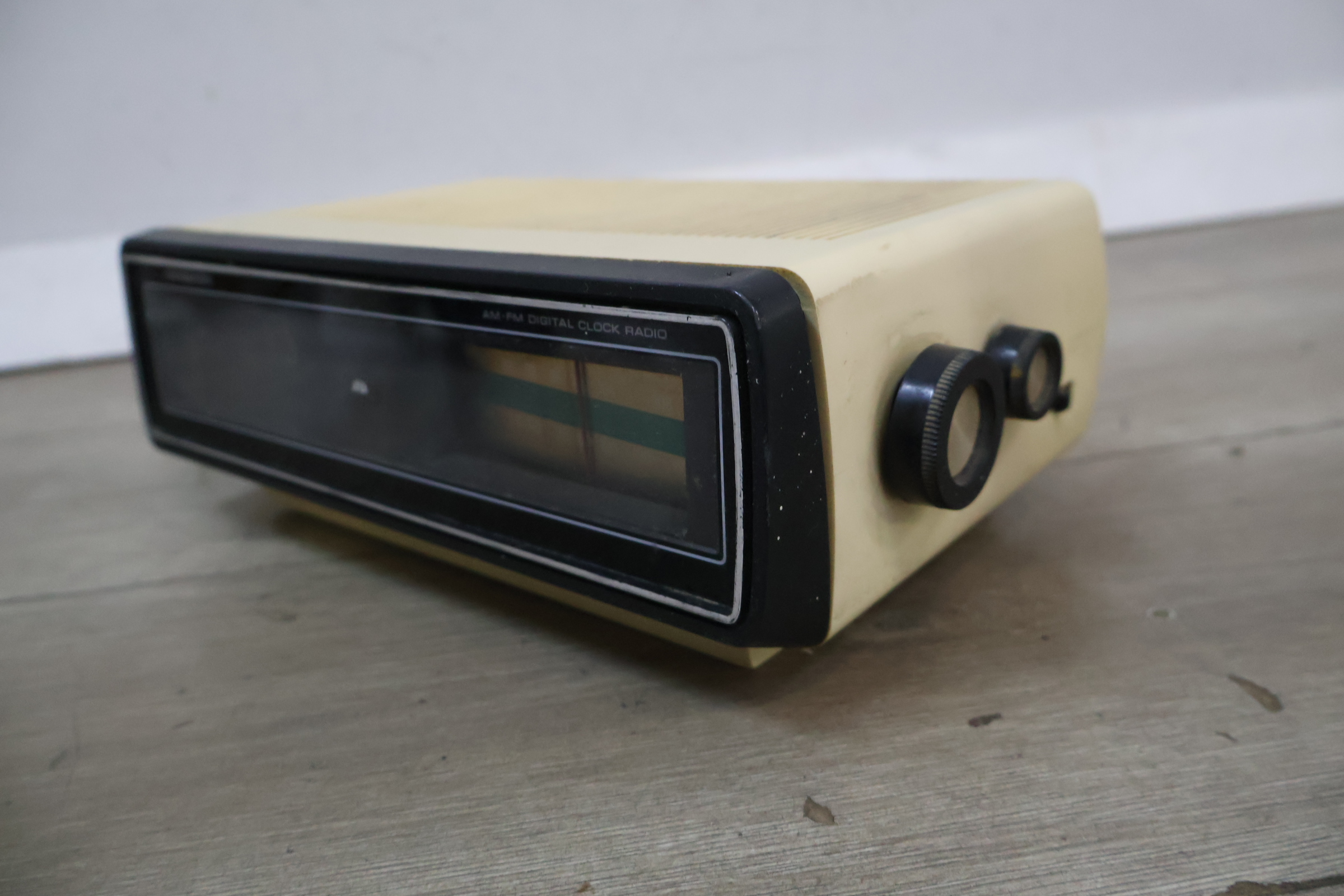 Vintage Soundesign AM/FM digitale klokradio – foto 7 – kavel bij GSD Auctions, Zoeterwoude