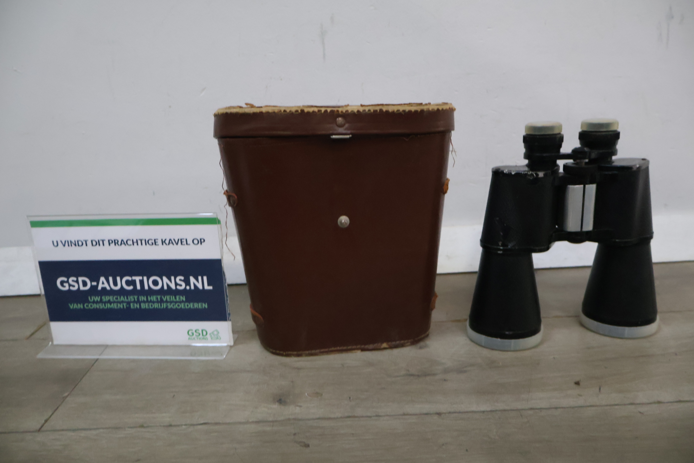 Verrekijker met bruine opbergkoffer – kavel bij GSD Auctions, Zoeterwoude