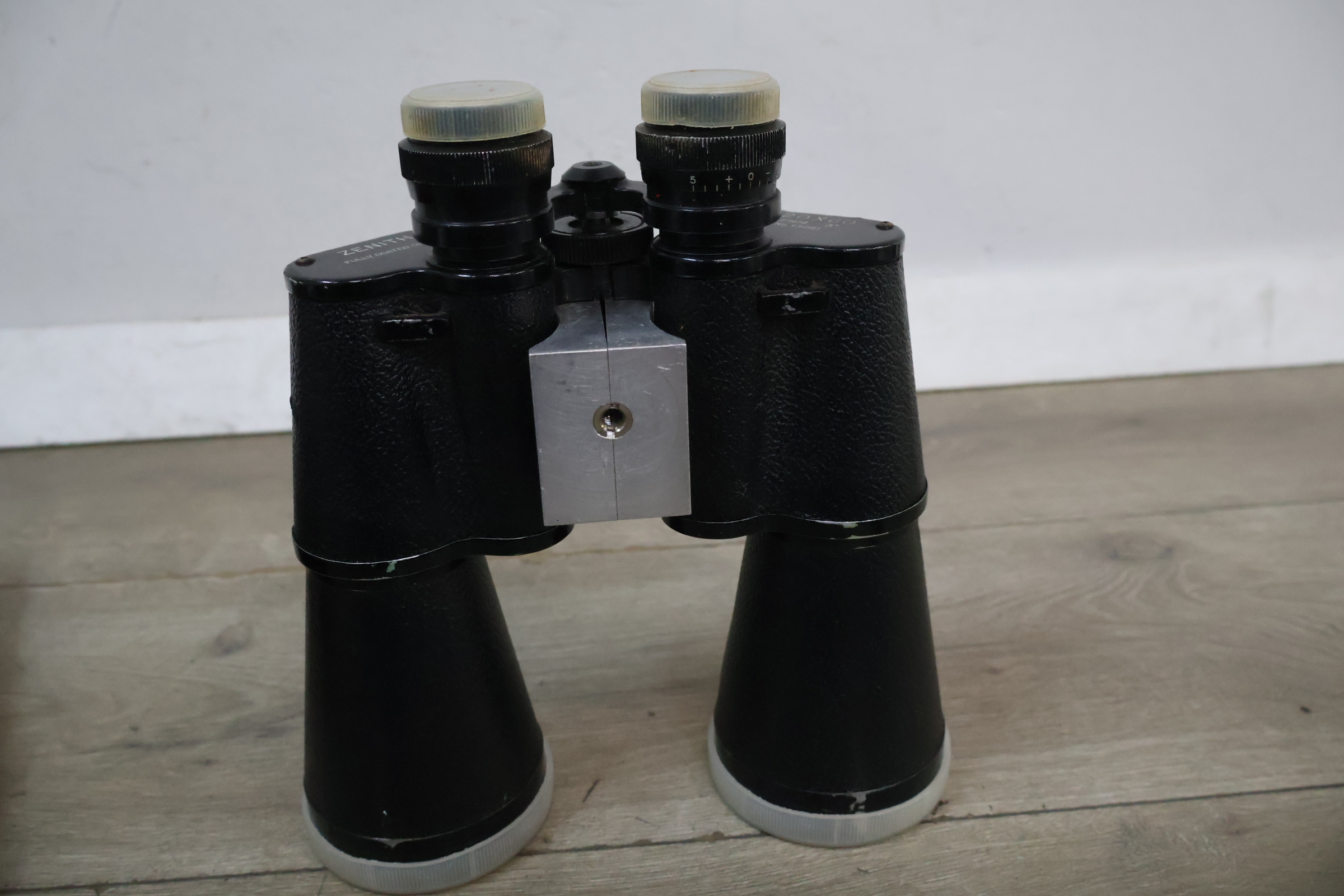 Verrekijker met bruine opbergkoffer – foto 4 – kavel bij GSD Auctions, Zoeterwoude
