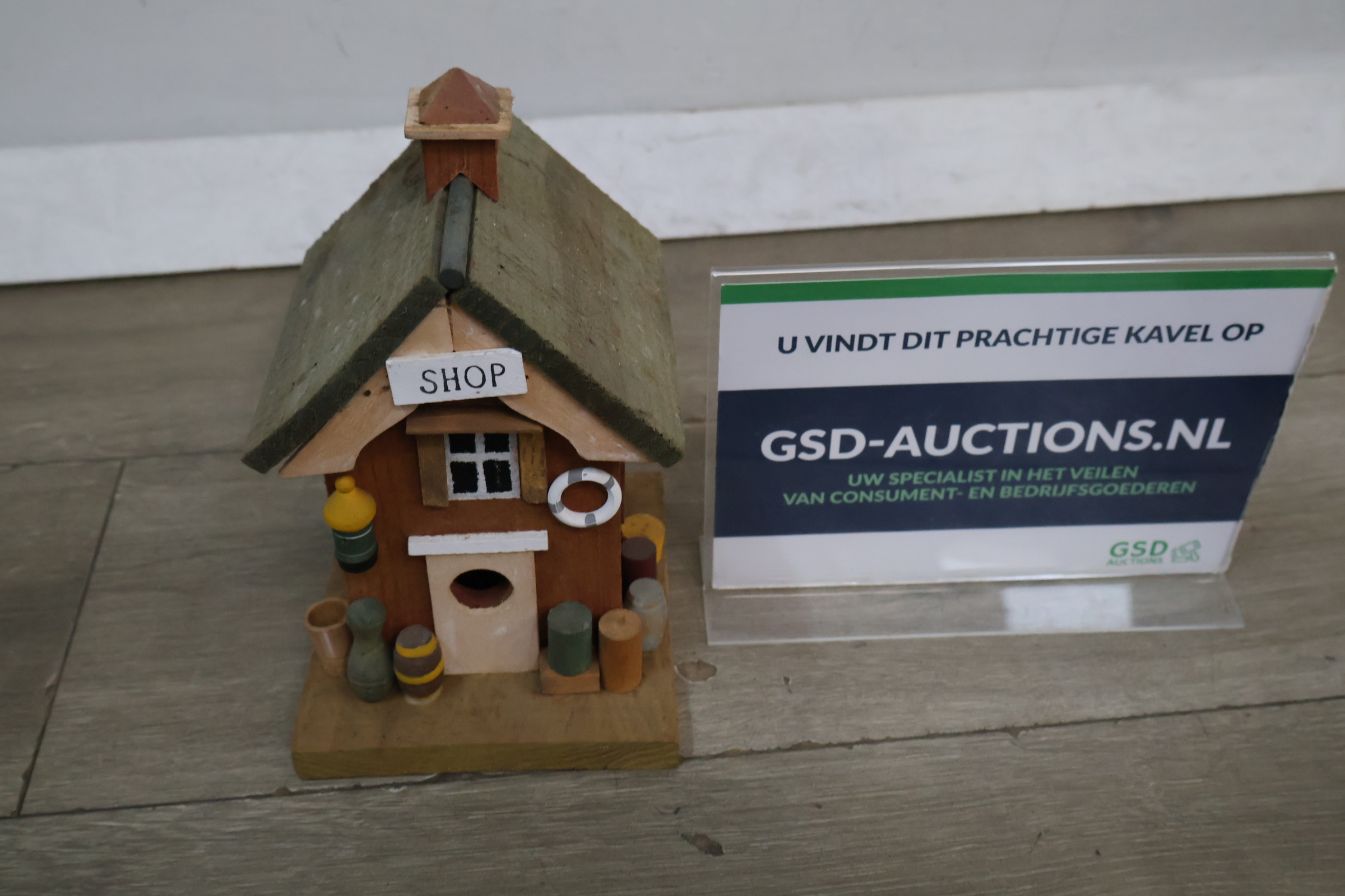 Houten vogelhuisje met 'SHOP' bordje – foto 2 – kavel bij GSD Auctions, Zoeterwoude