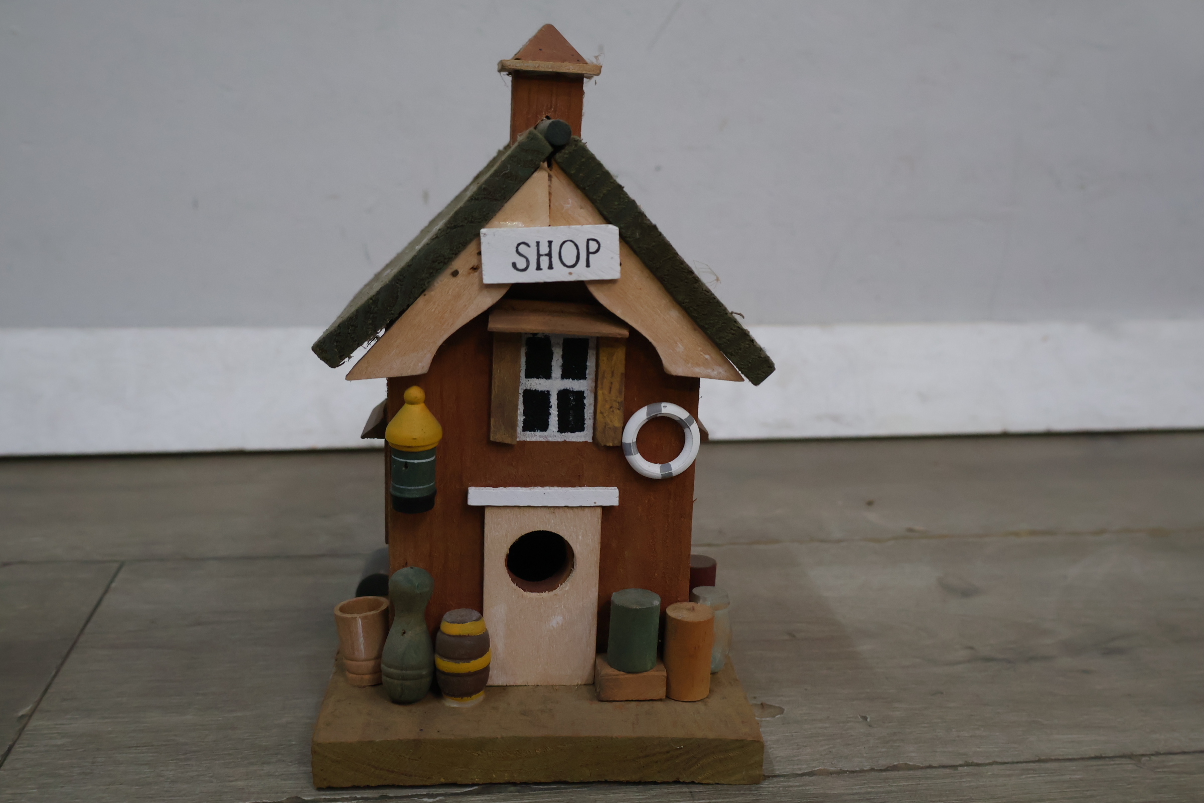 Houten vogelhuisje met 'SHOP' bordje – foto 3 – kavel bij GSD Auctions, Zoeterwoude