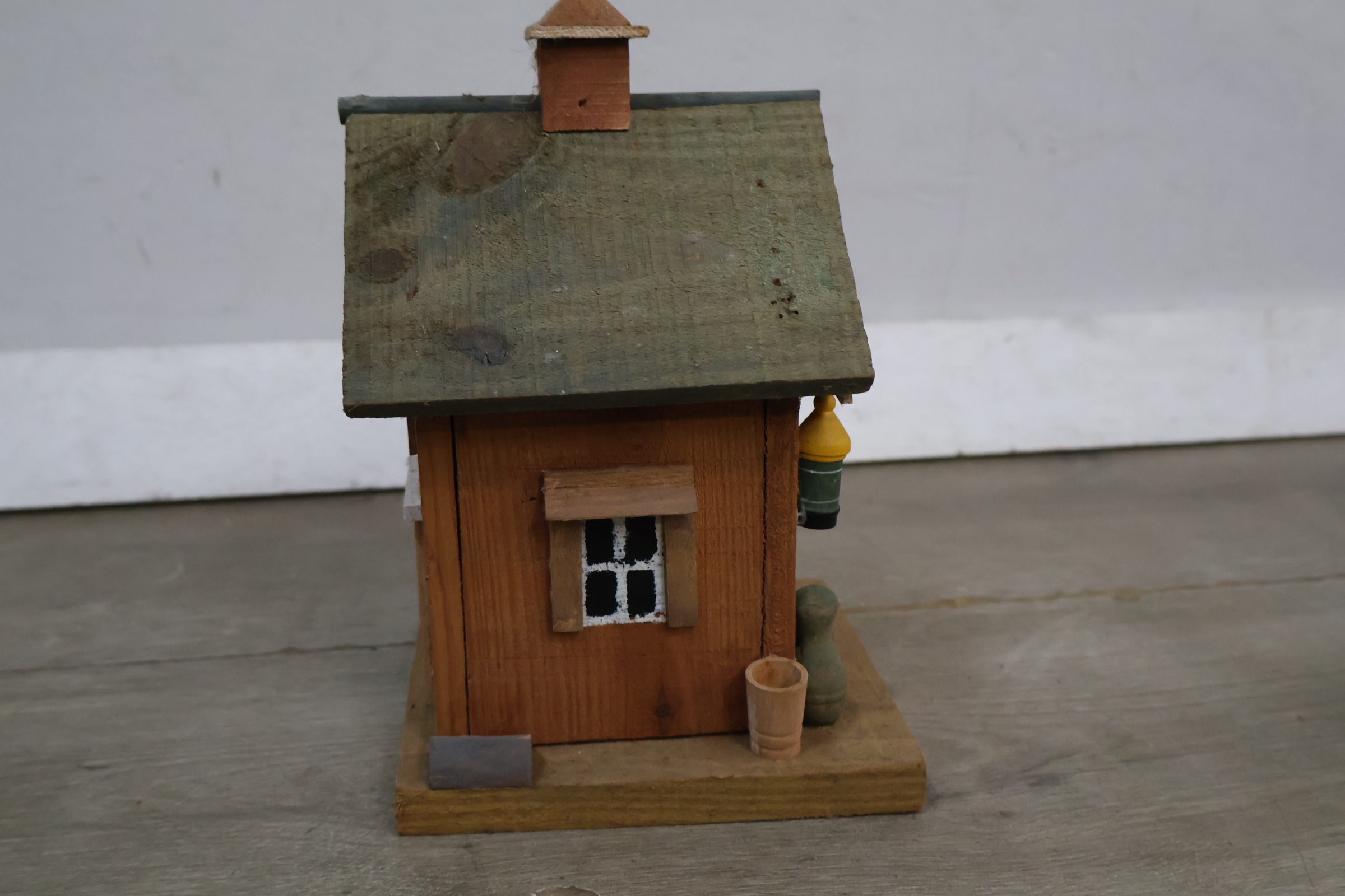 Houten vogelhuisje met 'SHOP' bordje – foto 4 – kavel bij GSD Auctions, Zoeterwoude