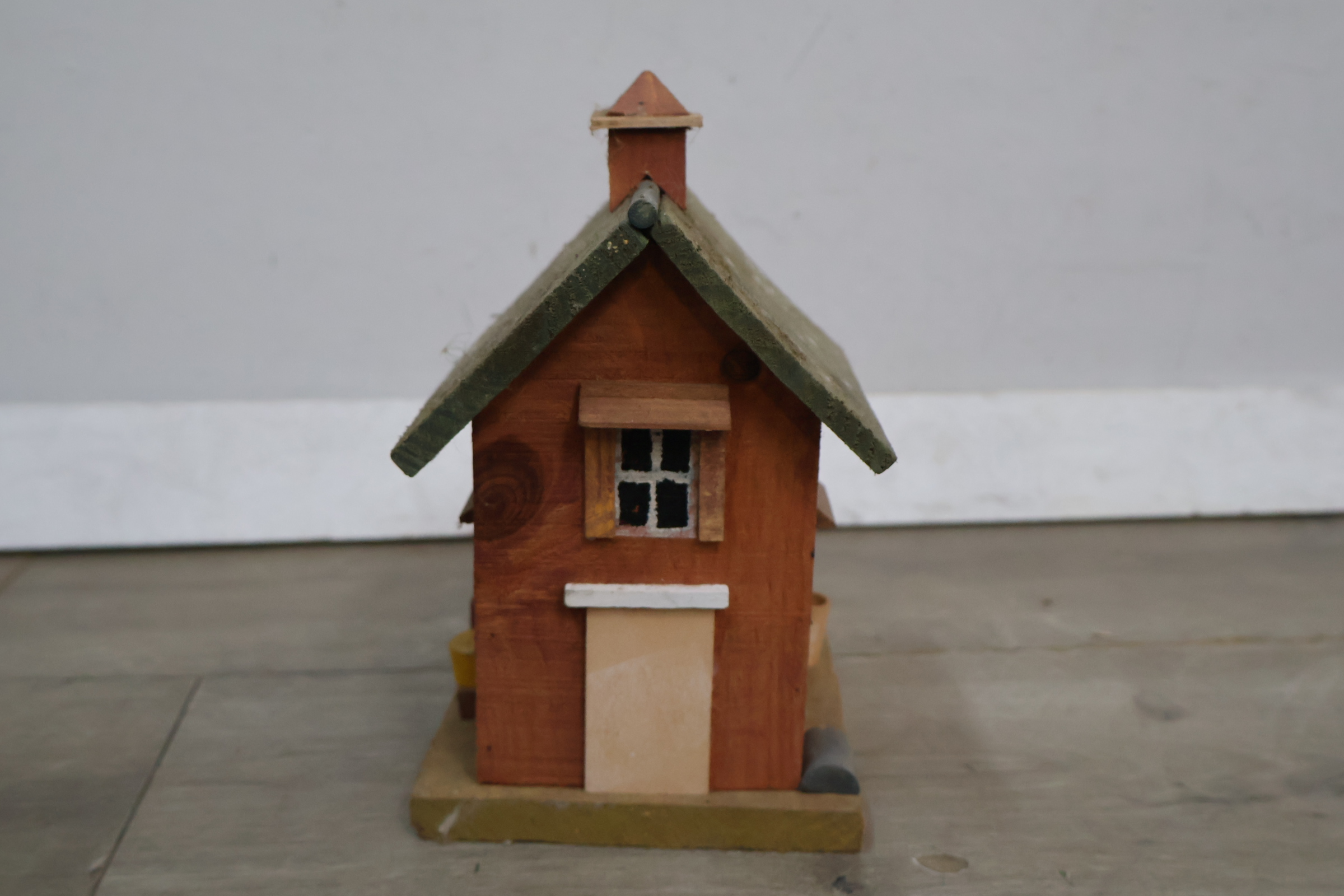 Houten vogelhuisje met 'SHOP' bordje – foto 5 – kavel bij GSD Auctions, Zoeterwoude