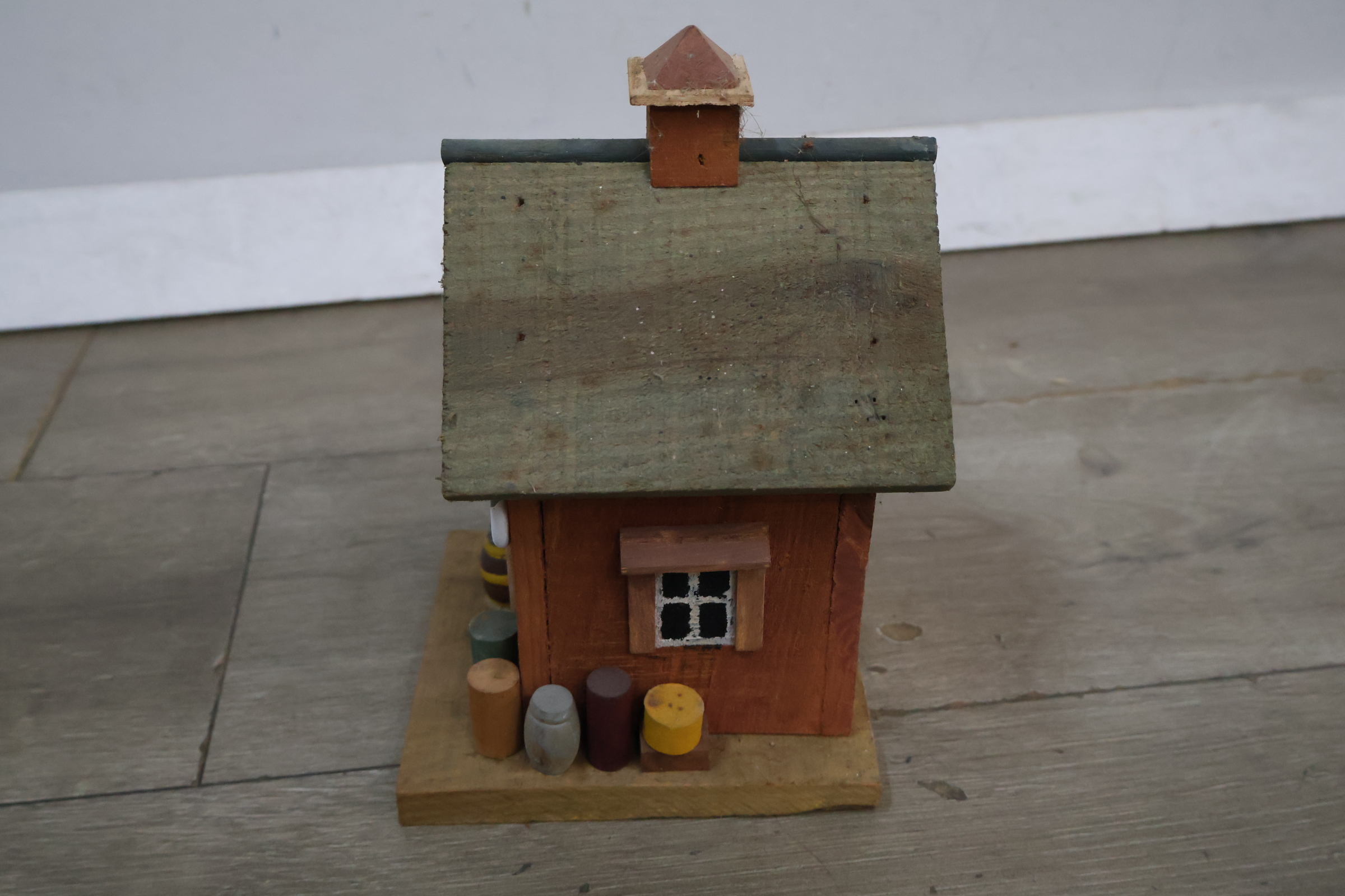 Houten vogelhuisje met 'SHOP' bordje – foto 6 – kavel bij GSD Auctions, Zoeterwoude