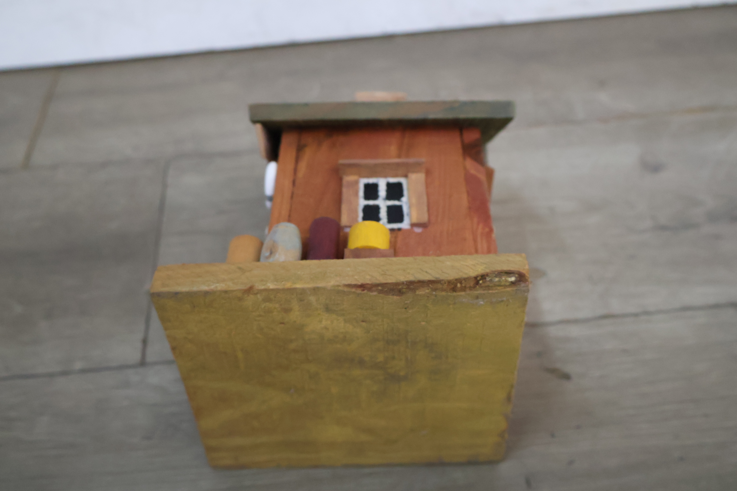 Houten vogelhuisje met 'SHOP' bordje – foto 8 – kavel bij GSD Auctions, Zoeterwoude