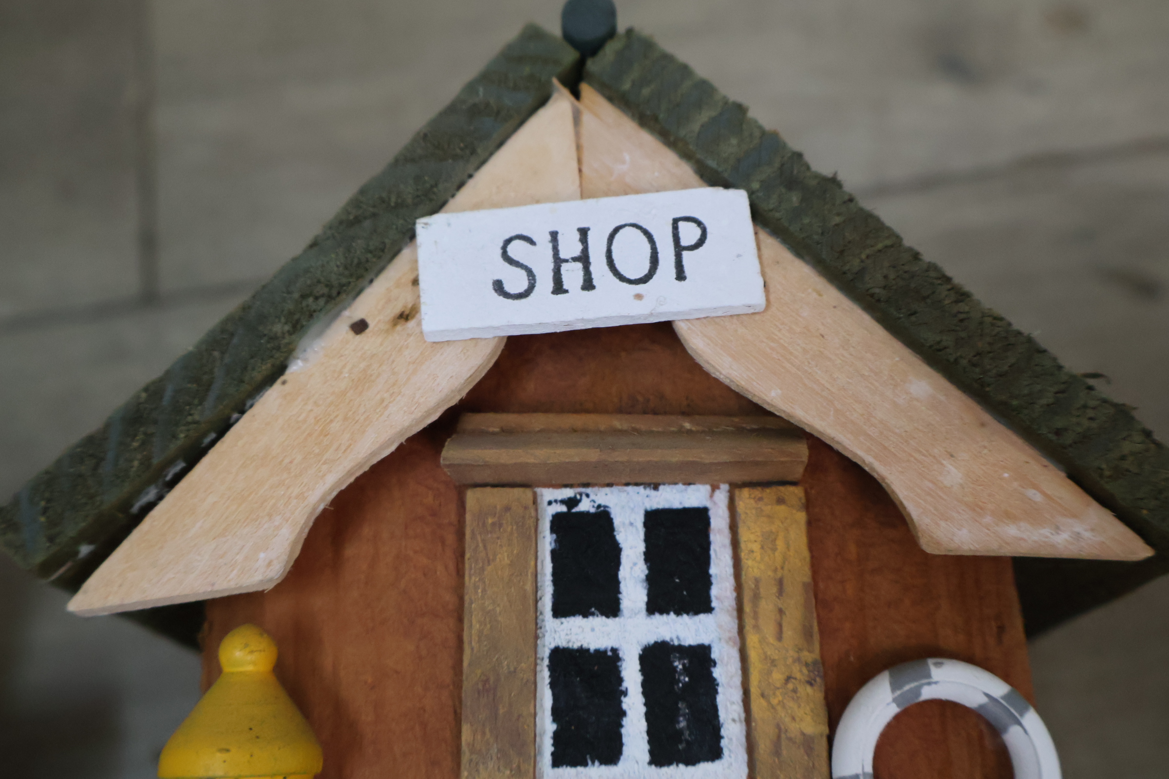 Houten vogelhuisje met 'SHOP' bordje – foto 9 – kavel bij GSD Auctions, Zoeterwoude