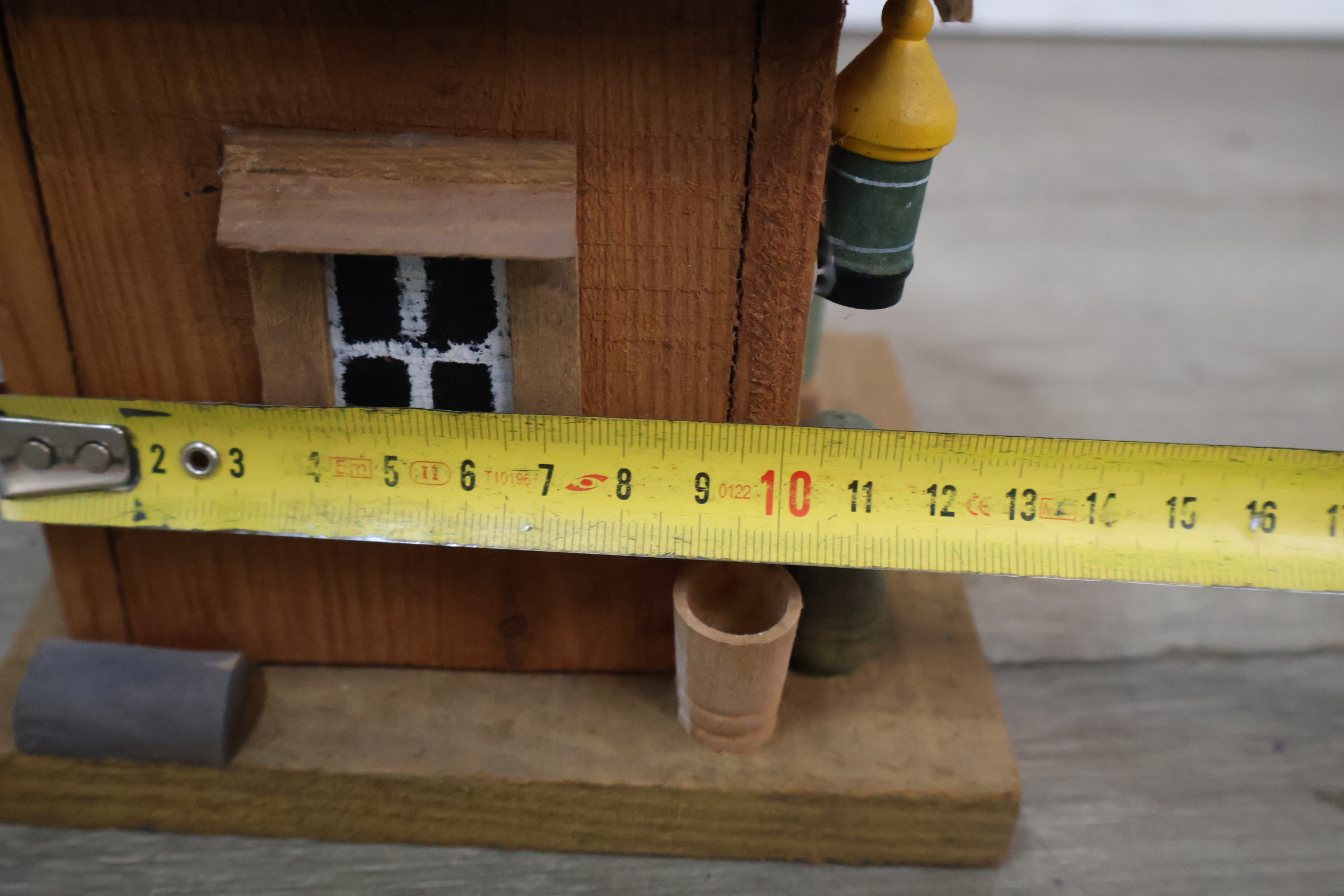 Houten vogelhuisje met 'SHOP' bordje – foto 10 – kavel bij GSD Auctions, Zoeterwoude