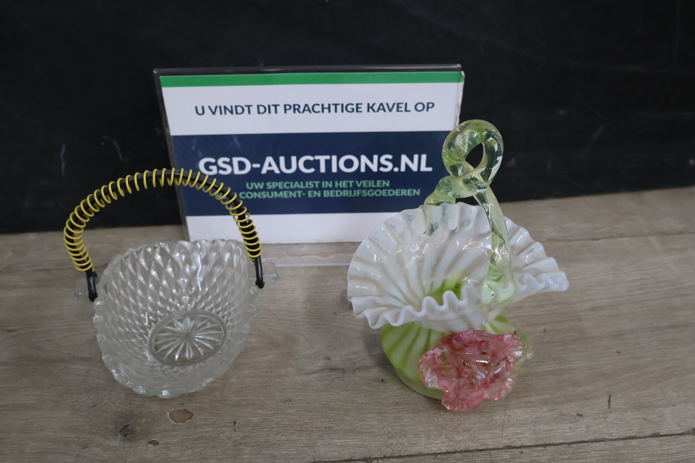 Set van glazen siermandje en bloemenmandje – foto 2 – kavel bij GSD Auctions, Zoeterwoude