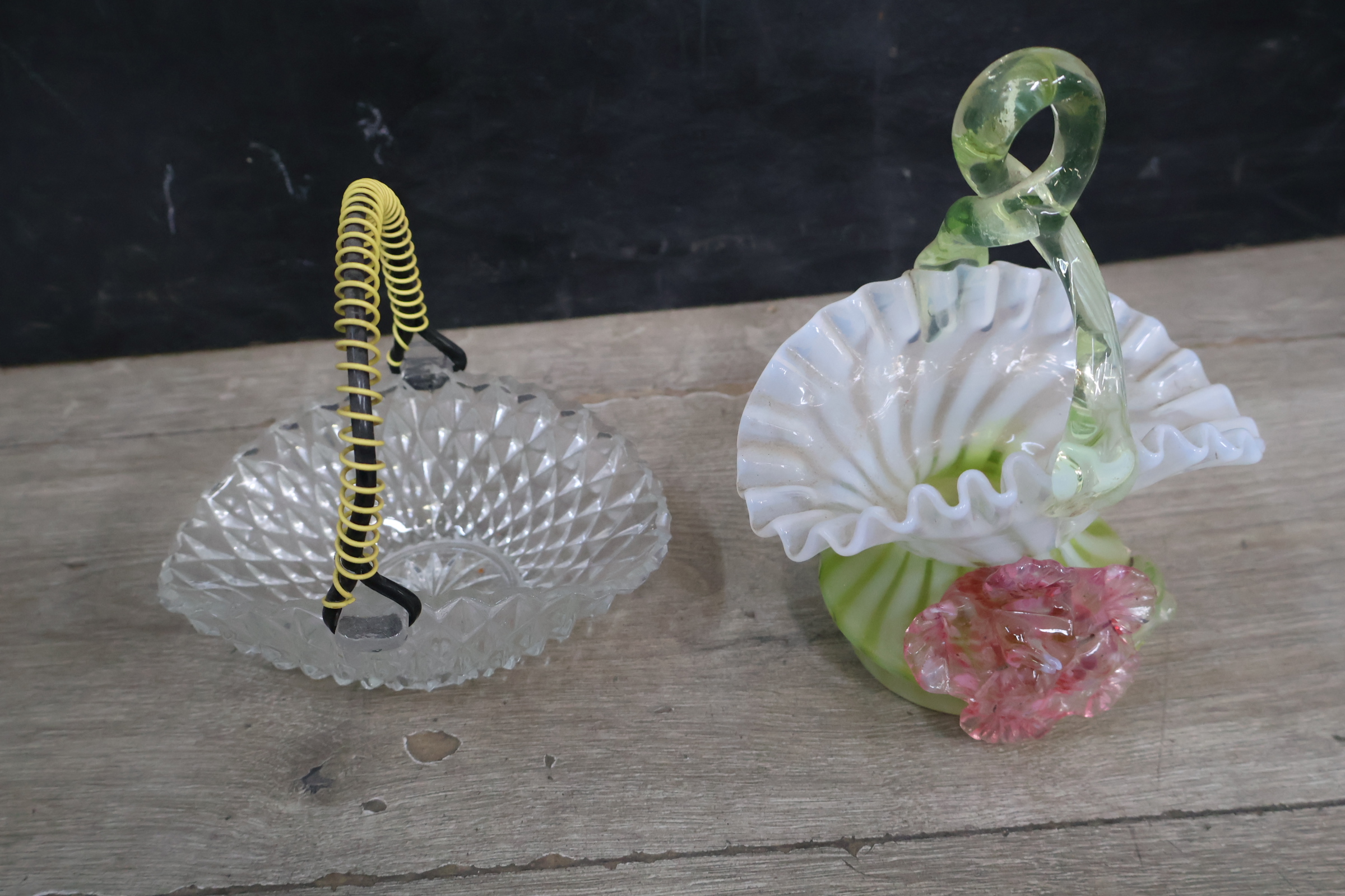 Set van glazen siermandje en bloemenmandje – foto 3 – kavel bij GSD Auctions, Zoeterwoude