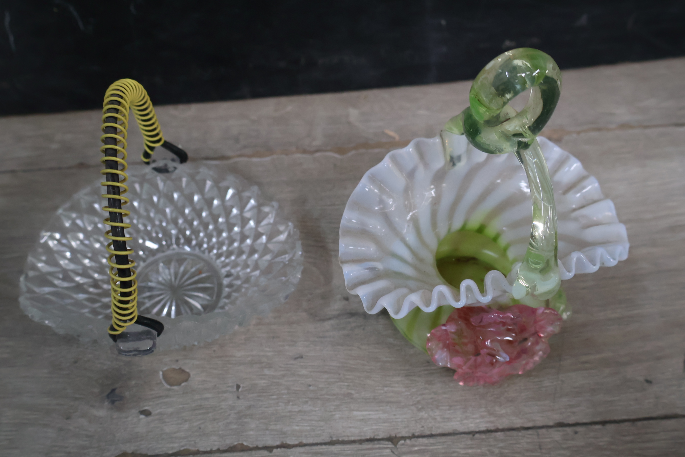 Set van glazen siermandje en bloemenmandje – foto 4 – kavel bij GSD Auctions, Zoeterwoude