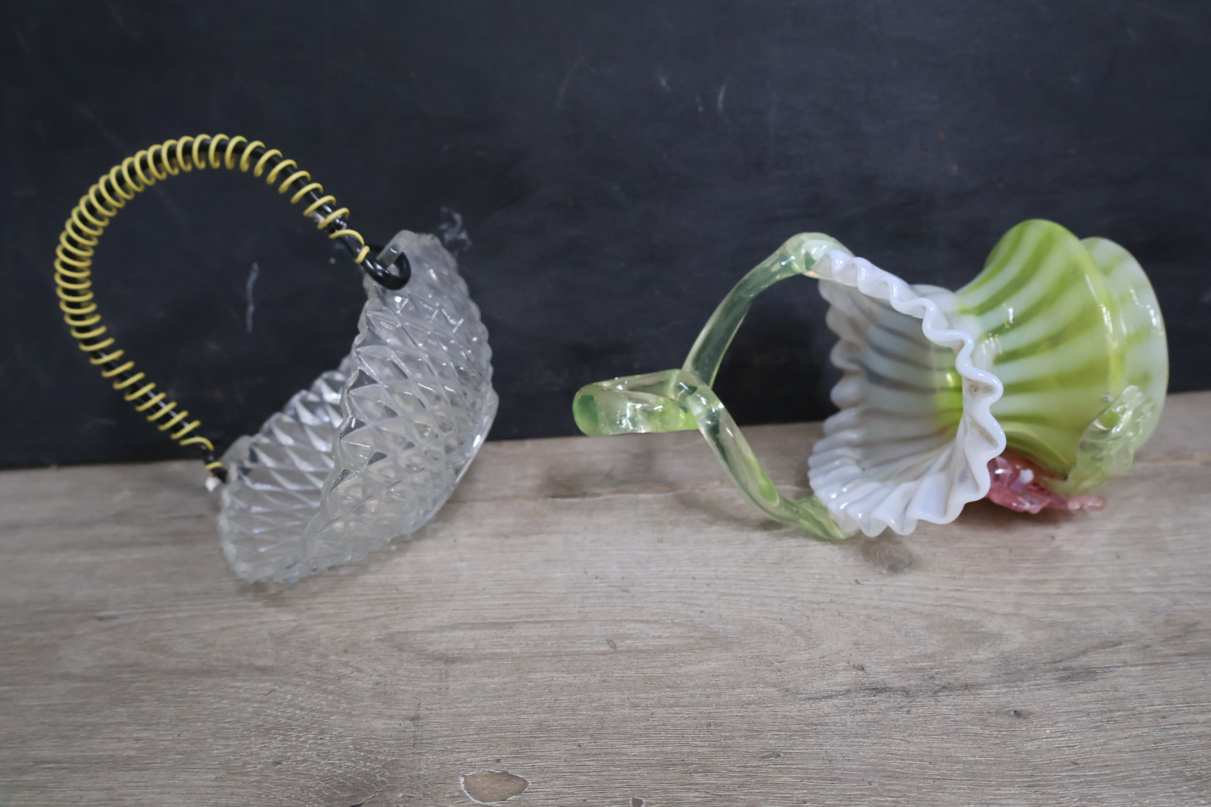 Set van glazen siermandje en bloemenmandje – foto 6 – kavel bij GSD Auctions, Zoeterwoude