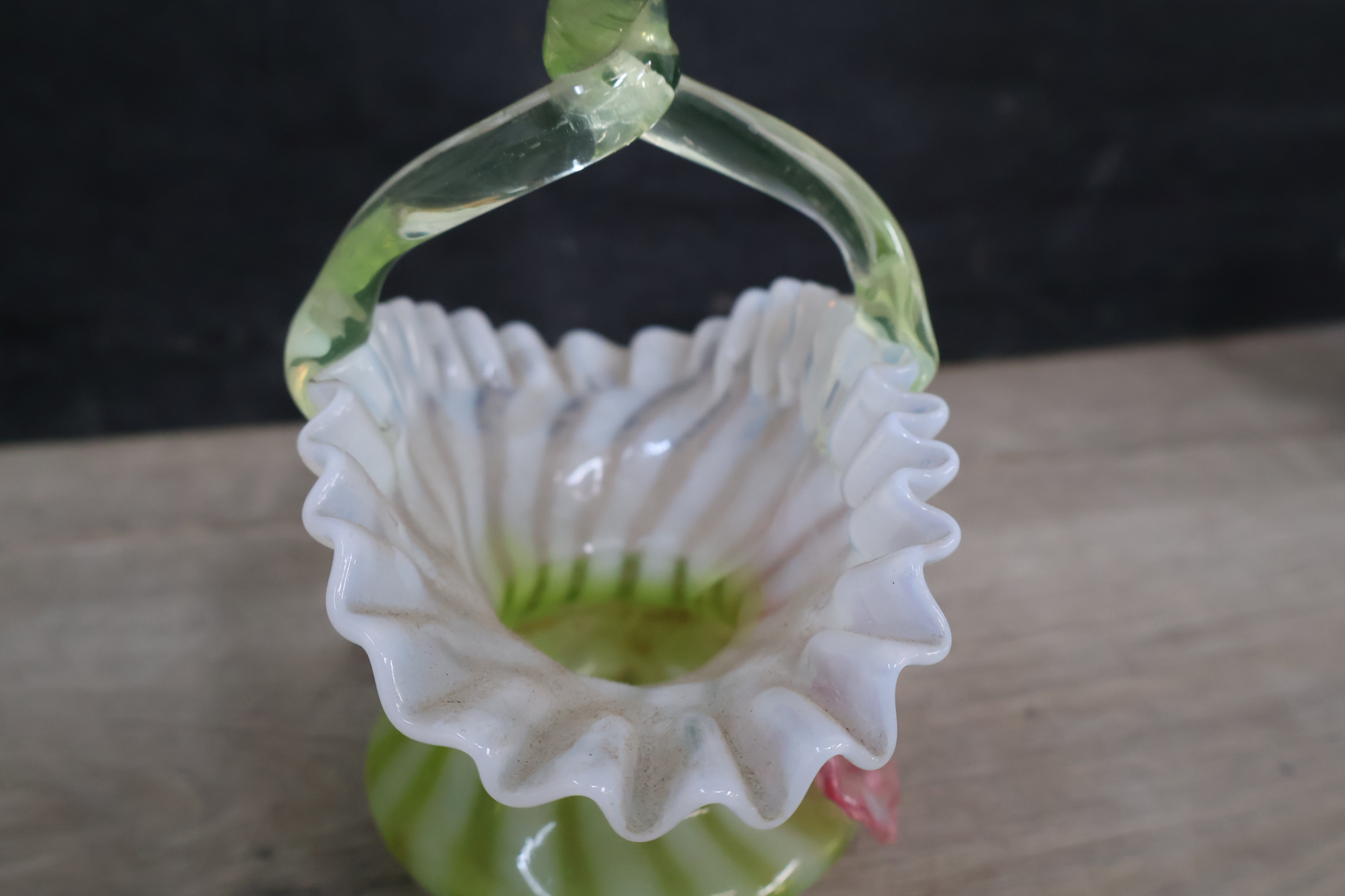 Set van glazen siermandje en bloemenmandje – foto 9 – kavel bij GSD Auctions, Zoeterwoude