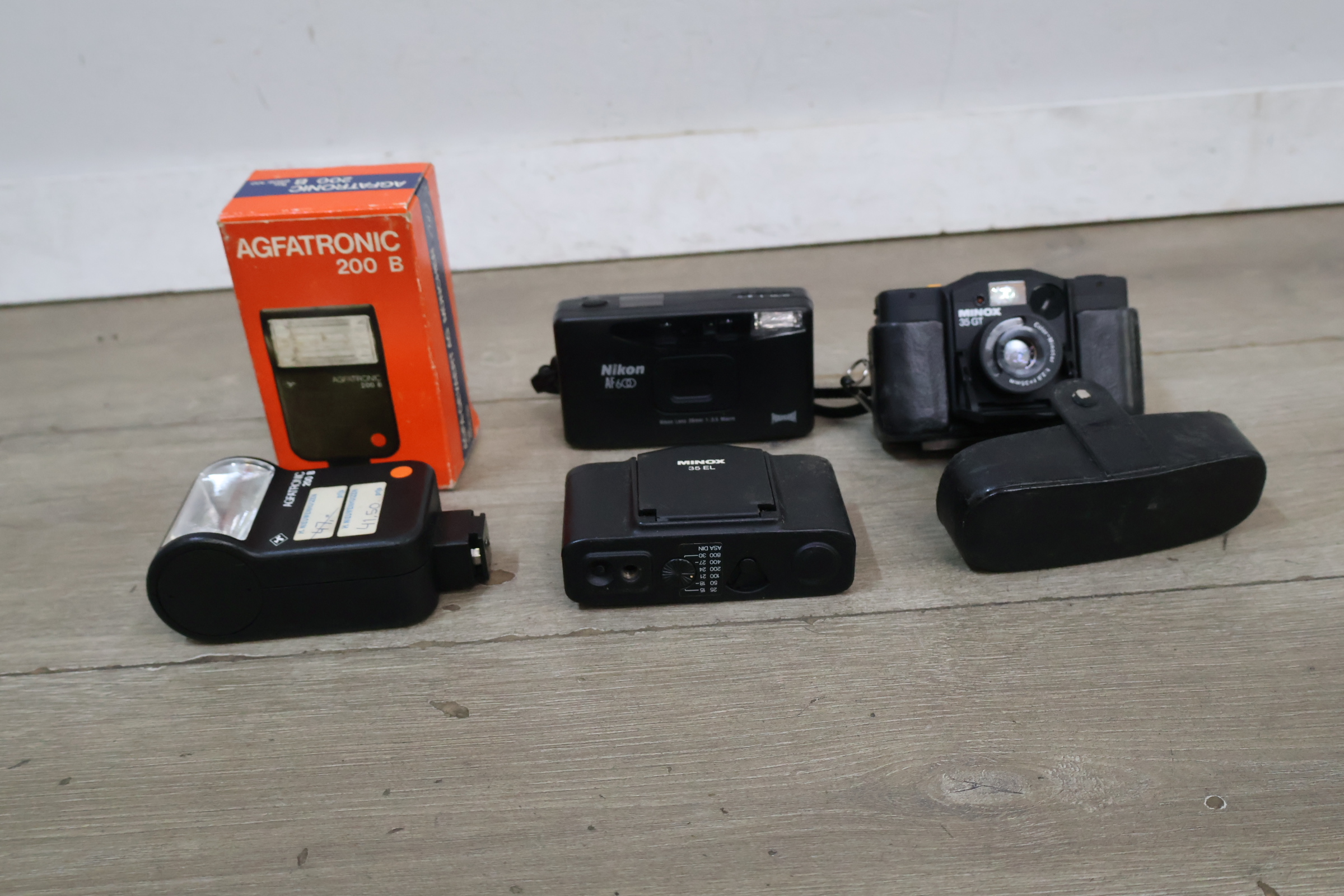Minox 35 GT, Minox 35 EL camera's &Agfatronic 200 B flitser – foto 4 – kavel bij GSD Auctions, Zoeterwoude