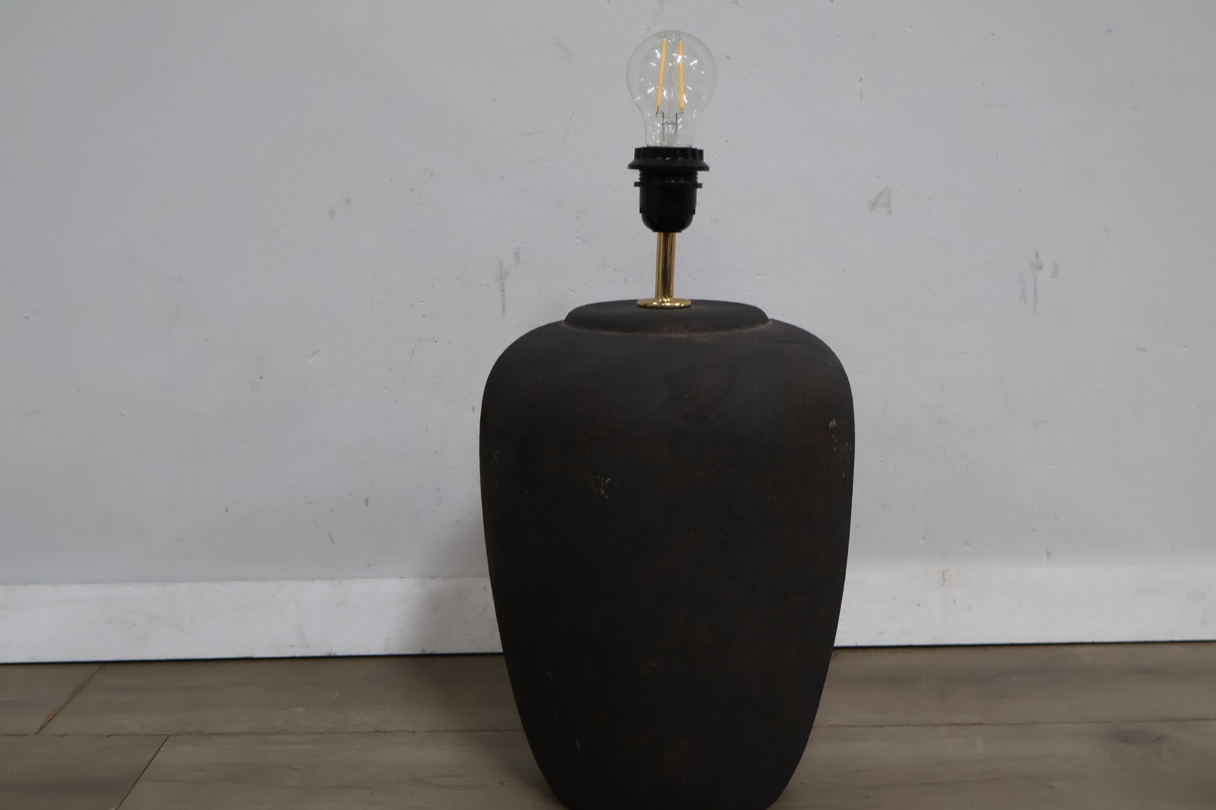 Zwarte tafellamp zonder kap – foto 2 – kavel bij GSD Auctions, Zoeterwoude