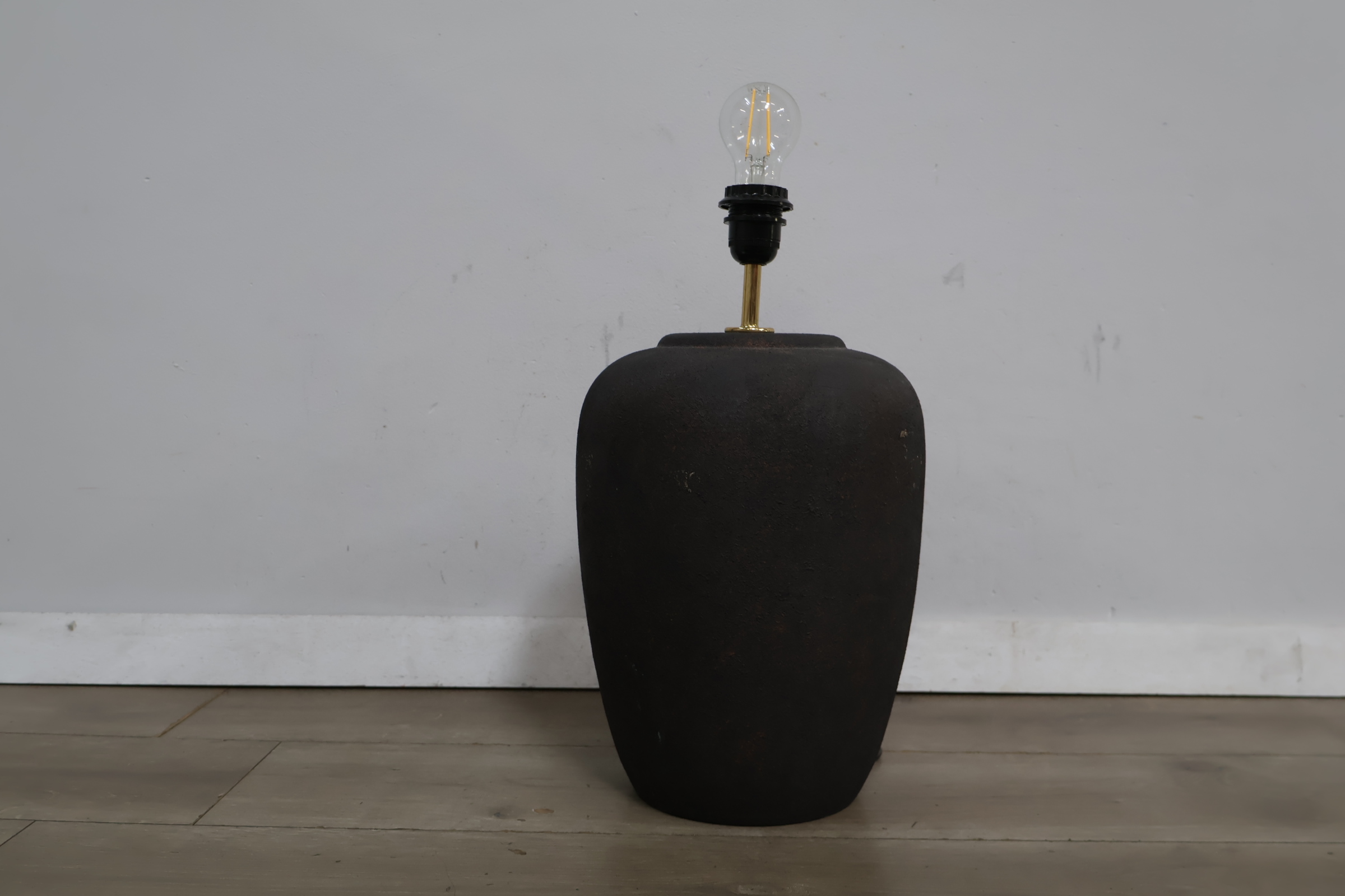 Zwarte tafellamp zonder kap – foto 3 – kavel bij GSD Auctions, Zoeterwoude